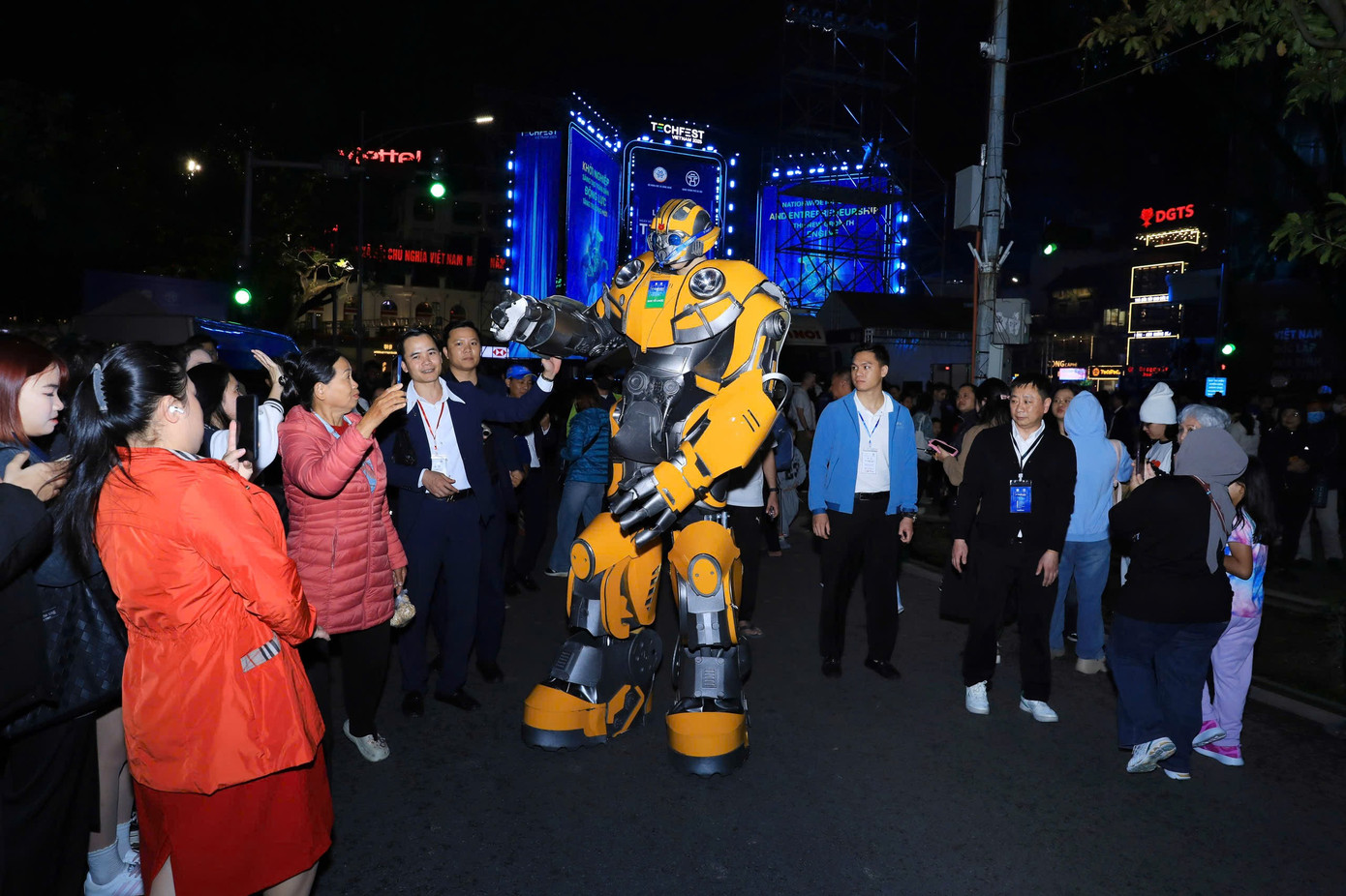 Thủ tướng trải nghiệm công nghệ tại Techfest Việt Nam 2025- Ảnh 9.