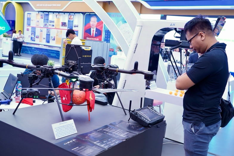 Robot, máy bay không người lái "Make in Viet Nam" gây ấn tượng tại triển lãm của Bộ Khoa học và Công nghệ- Ảnh 4.