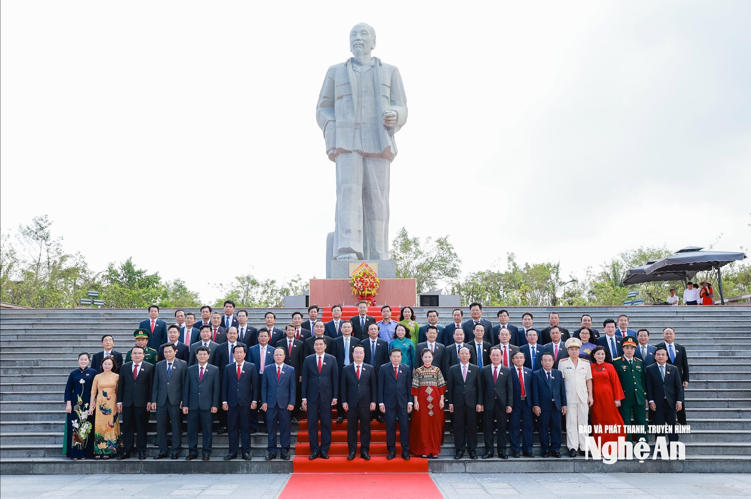 Đoàn đại biểu Ban Chấp hành Đảng bộ tỉnh khóa XIX và trưởng các đoàn đại biểu chụp lưu niệm trước tượng đài Bác Hồ tại Quảng trường Hồ Chí Minh. Ảnh: Hữu Hoàng
