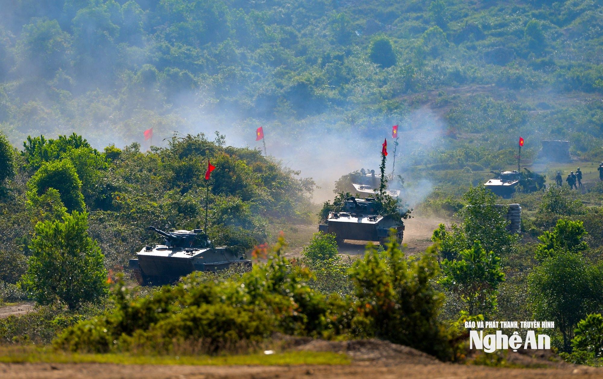 Thực hành đánh địch đổ bộ đường không trong diễn tập Khu vực phòng thủ tỉnh Nghệ An. Ảnh: Bộ CHQS tỉnh