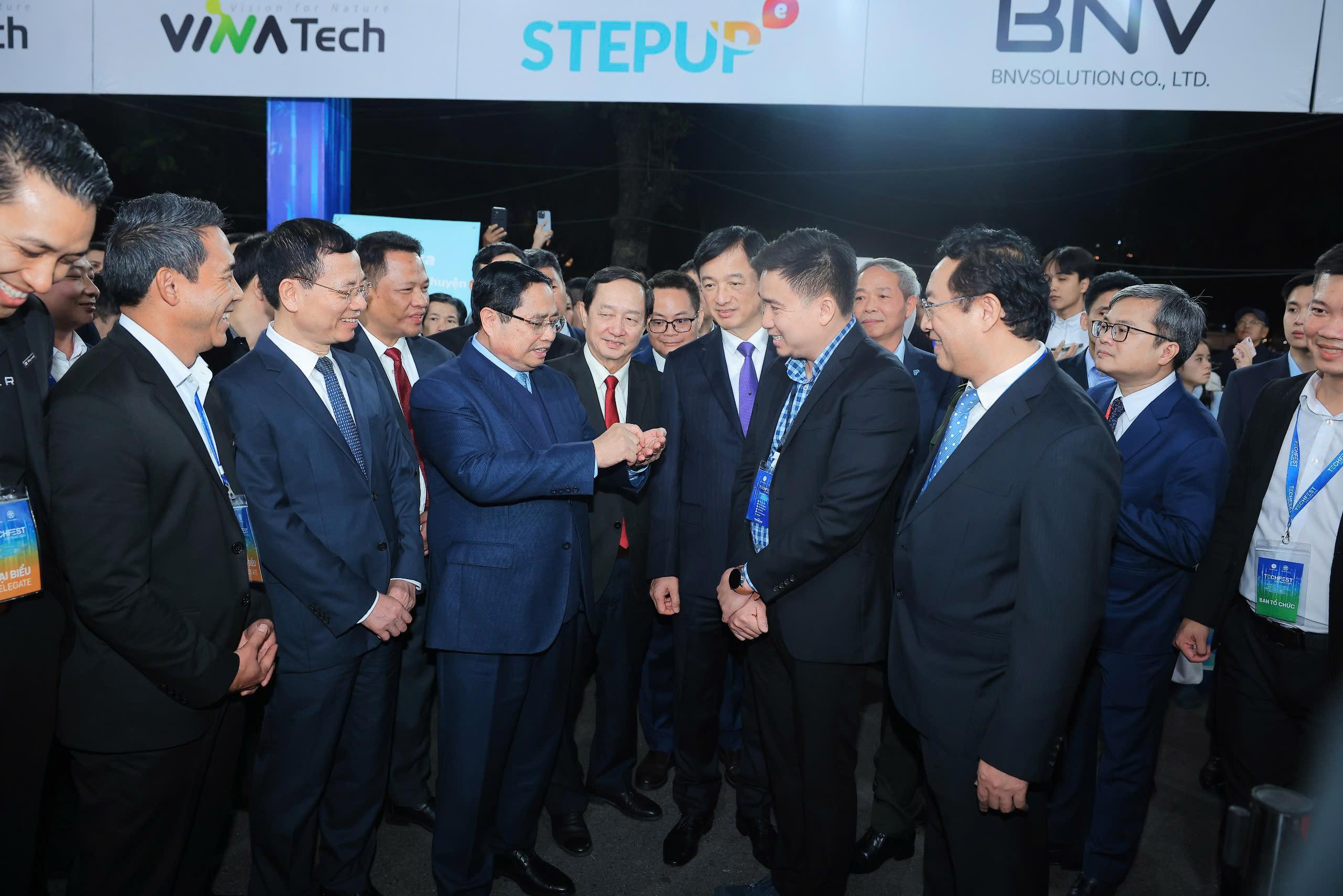 Thủ tướng trải nghiệm công nghệ tại Techfest Việt Nam 2025- Ảnh 2.