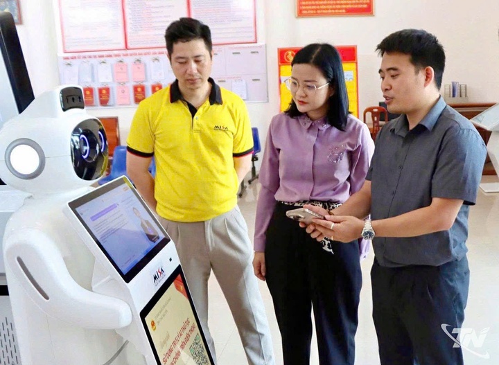 Robot AI lần đầu vận hành tại Trung tâm hành chính công xã Võ Nhai - Ảnh 1.