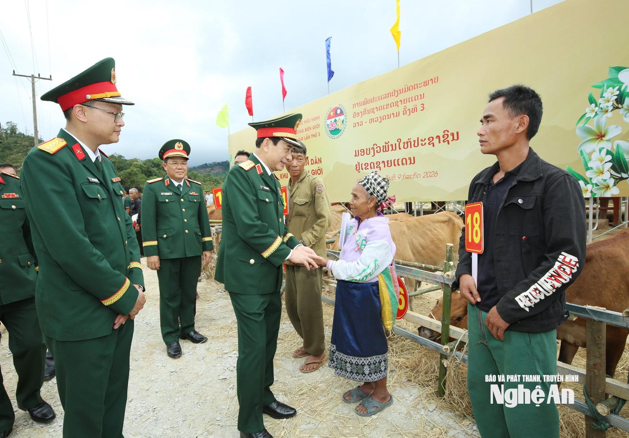 Đại tướng Phan Văn Giang trao tặng bò giống cho các hộ dân có hoàn cảnh khó khăn khu vực biên giới Lào. Ảnh: Khánh Toàn
