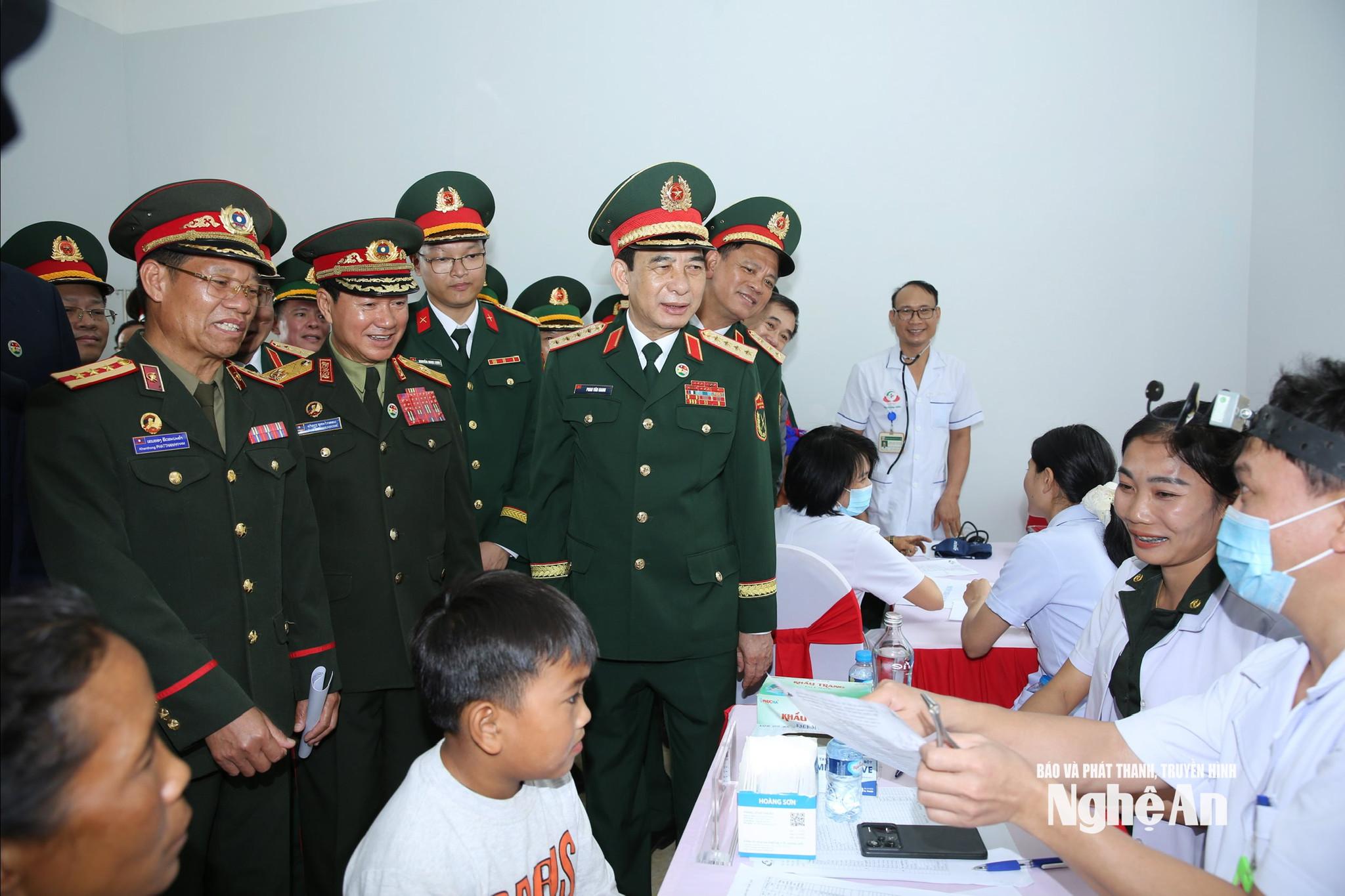 Đại tướng Phan Văn Giang, Đại tướng Khăm Liêng - Ụ Thạ Cay Sỏn và đại biểu 2 nước tham quan hoạt động khám, chữa bệnh, cấp phát thuốc miễn phí cho người dân có hoàn cảnh khó khăn khu vực biên giới Lào. Ảnh: Khánh Toàn