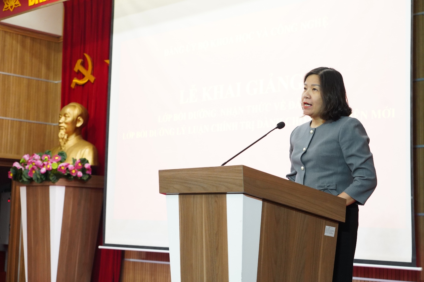 Khai giảng Lớp bồi dưỡng nhận thức về Đảng và lý luận chính trị dành cho đảng viên mới năm 2025 - Ảnh 2.