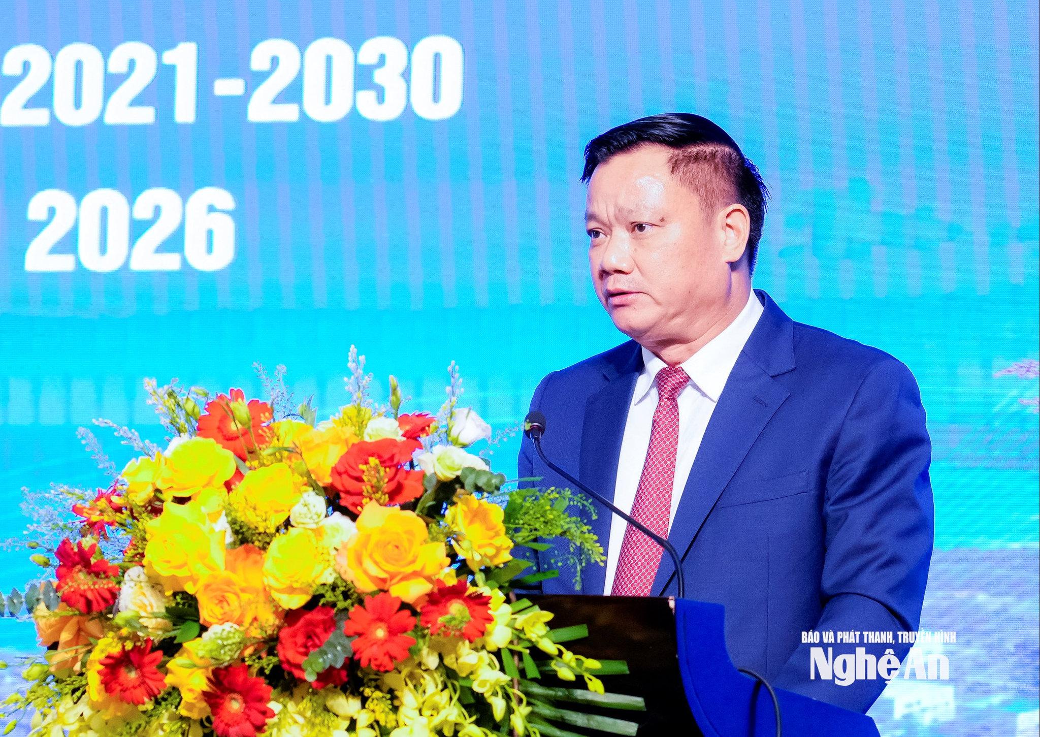Đồng chí Nguyễn Khắc Thận - Ủy viên Trung ương Đảng, Bí thư Tỉnh uỷ, Trưởng đoàn ĐBQH tỉnh tại hội nghị. Ảnh: Phạm Bằng