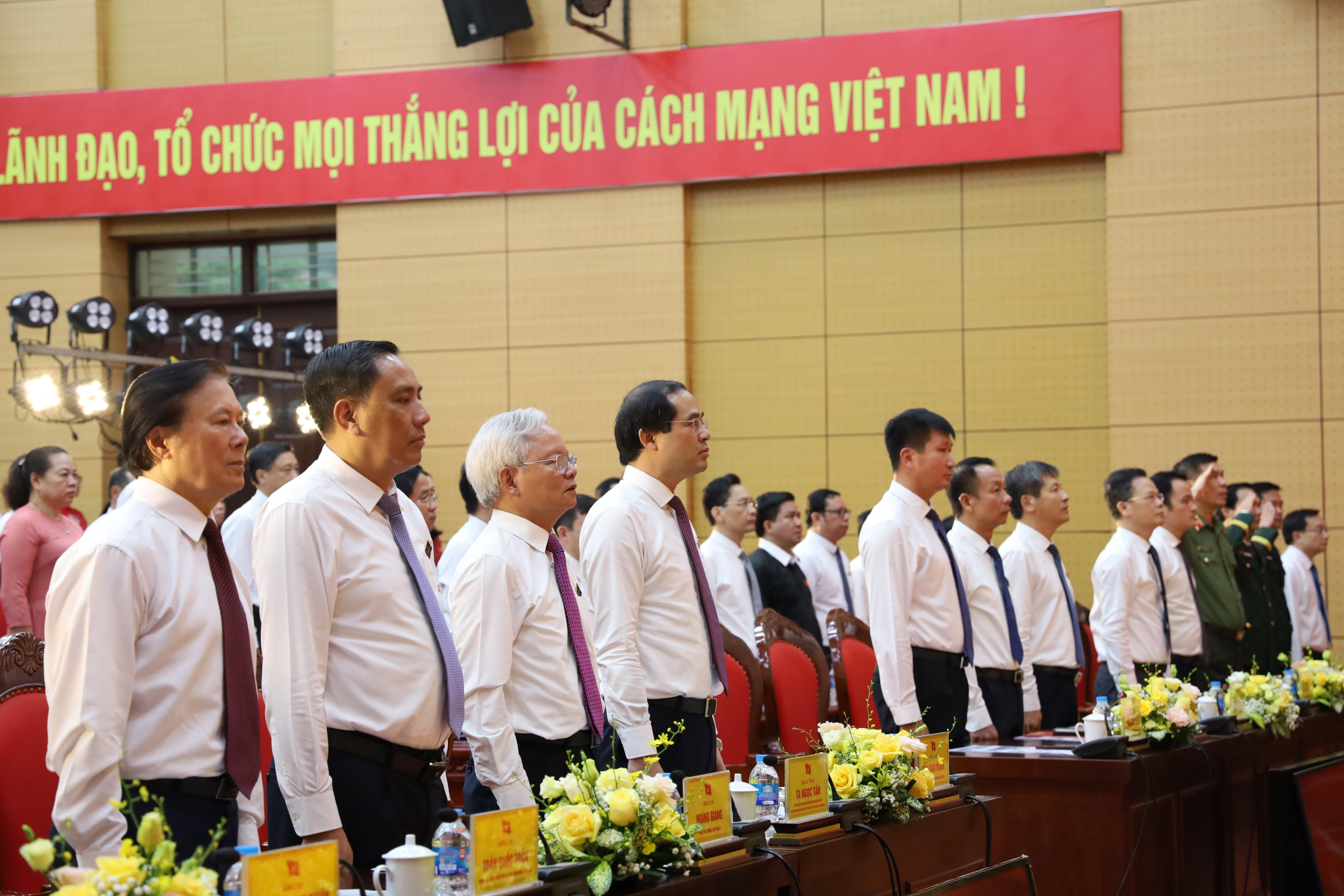 Các đại biểu thực hiện nghi thức Chào cờ tại Đại hội.