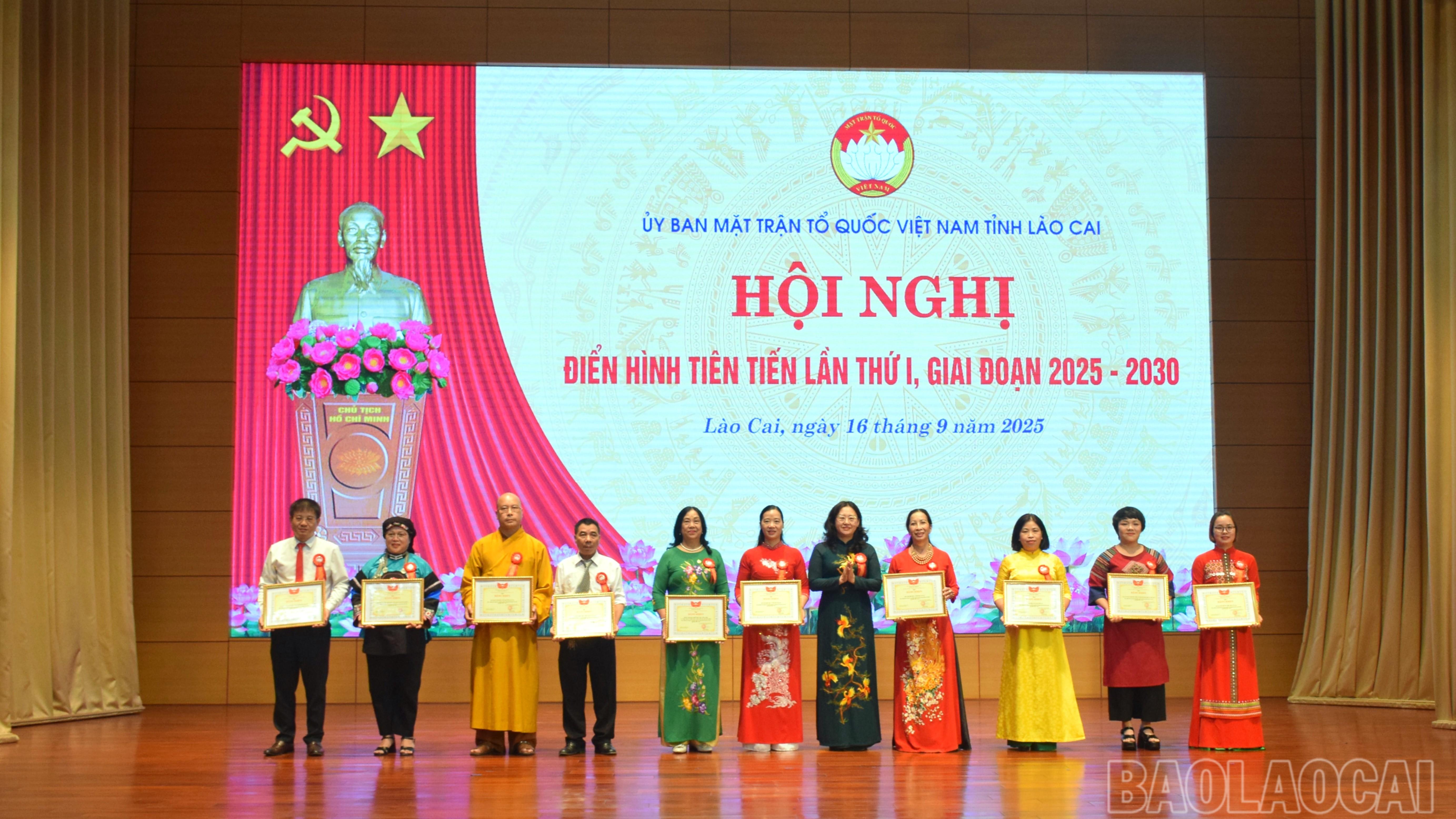 Đồng chí Giàng Thị Dung, Phó Bí thư Tỉnh ủy, Chủ tịch Ủy ban Mặt trận Tổ quốc tỉnh tặng Bằng khen cho các tập thể có thành tích xuất sắc trong Phong trào thi đua yêu nước. dsc-0356-6547.jpg