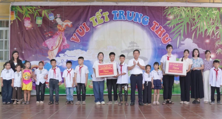 Phó Chủ tịch HĐND tỉnh Lã Hoài Nam trao quà Trung thu tặng Trường Phổ thông nội trú Tiểu học và THCS Quang Hán.