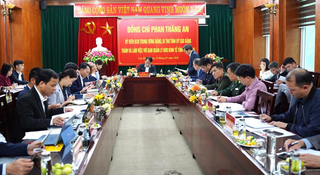 Toàn cảnh buổi làm việc.
