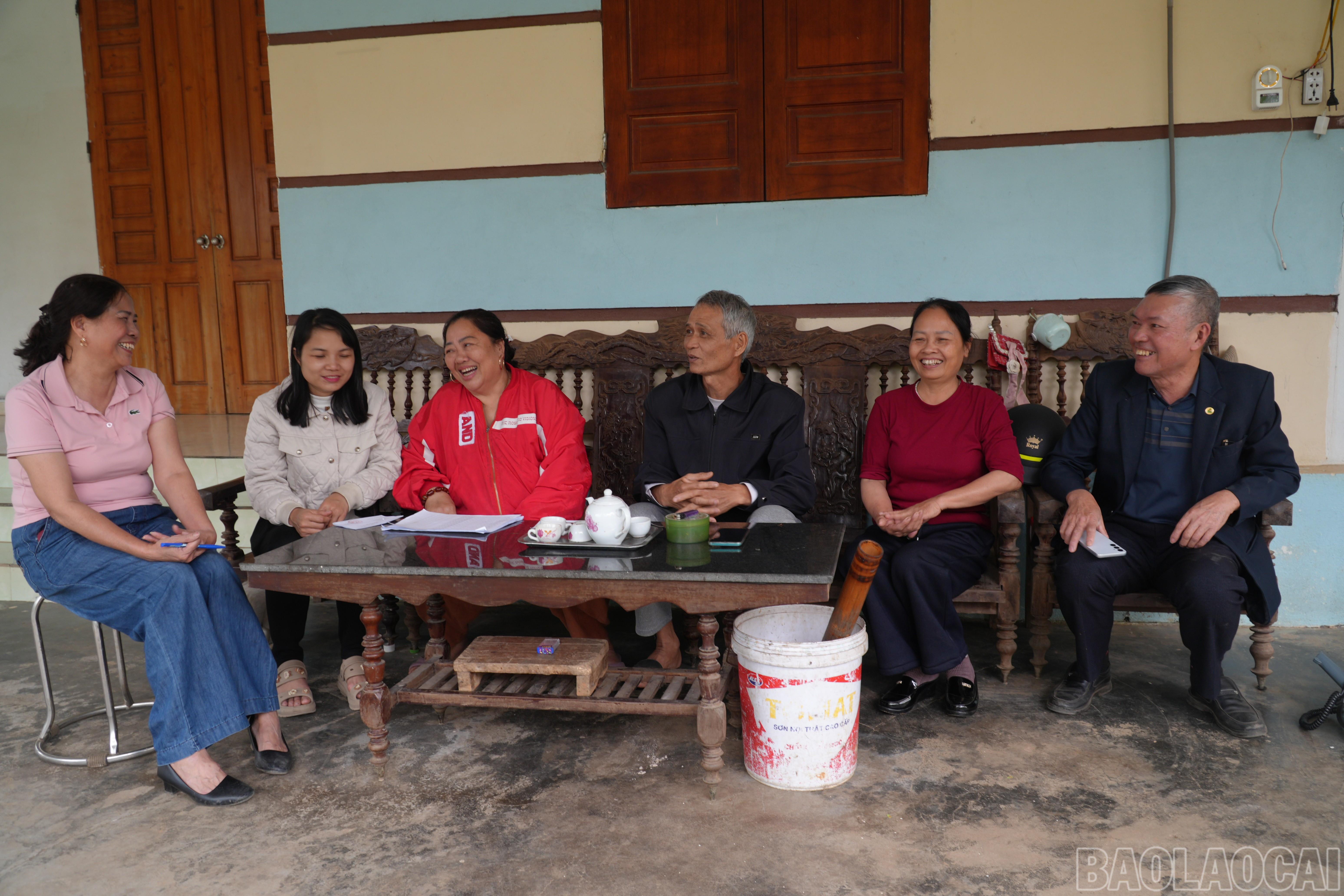 Tổ bầu cử tuyên truyền tại nhà ông Đinh Quang Thích. baolaocai-br_ong-dinh-quang-thich-vui-ve-tro-chuyen-voi-to-bau-cu-khi-duoc-kiem-tra-thong-tin-phieu-cu-tri-va-nghe-nhac-lich-di-bau-cu.jpg
