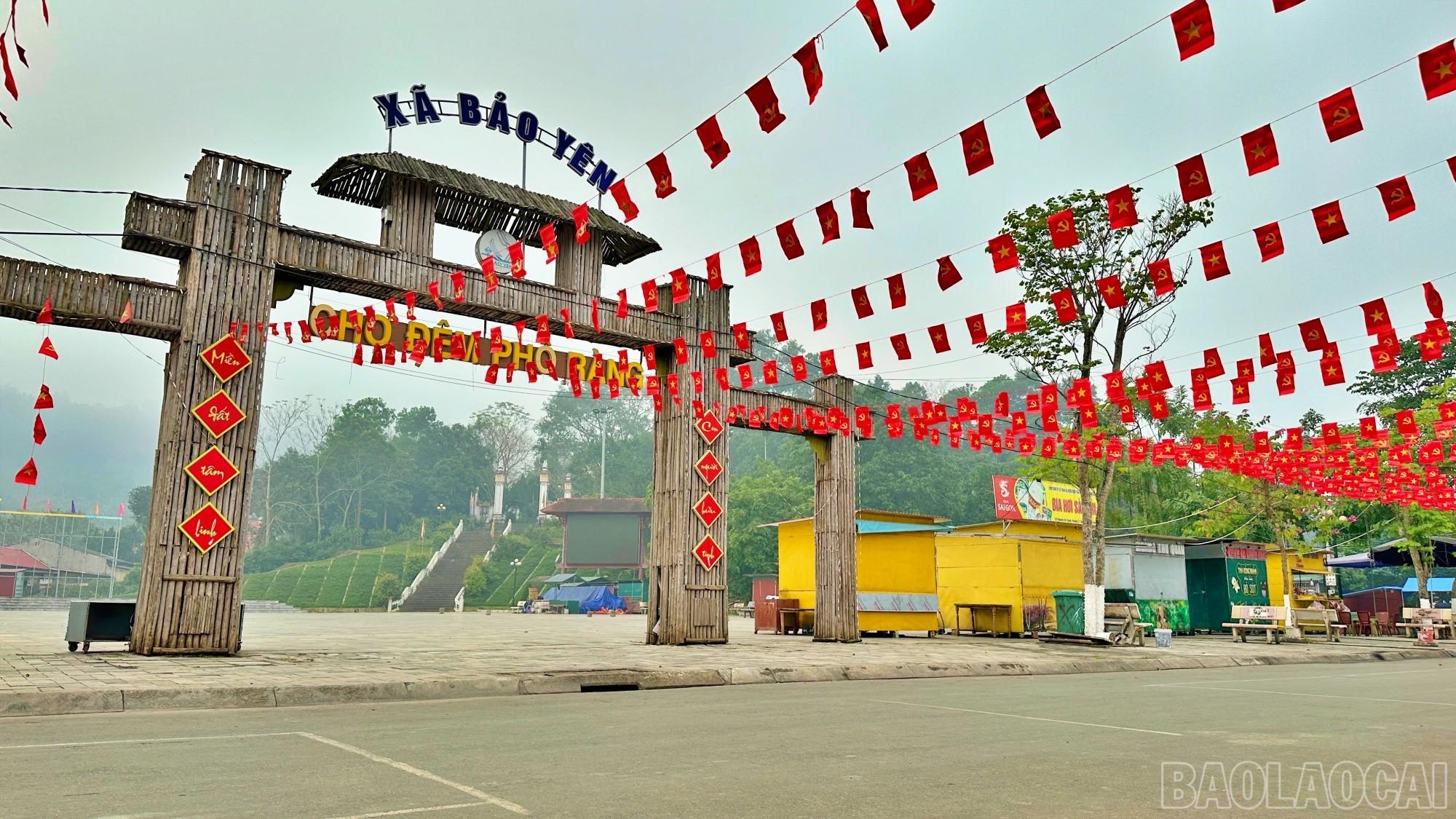 Khu vực bờ hồ v&agrave; cổng chợ đ&ecirc;m Phố R&agrave;ng cũng đ&atilde; được treo cờ d&acirc;y rợp trời.