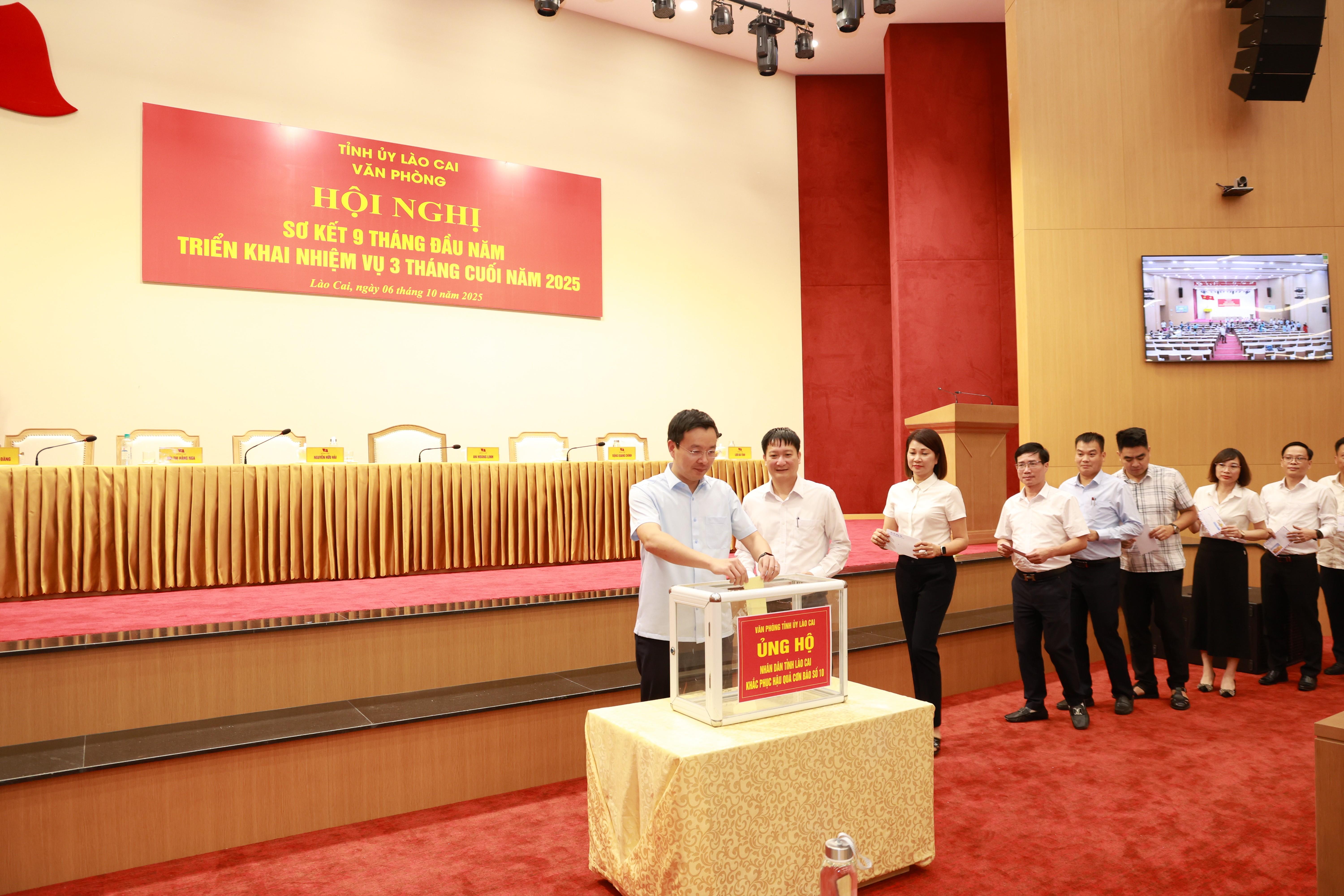 Văn phòng Tỉnh ủy đã phát động đợt ủng hộ Nhân dân tỉnh Lào Cai khắc phục hậu quả thiên tại do hoàn lưu bão số 10 gây ra. 060a7945.jpg