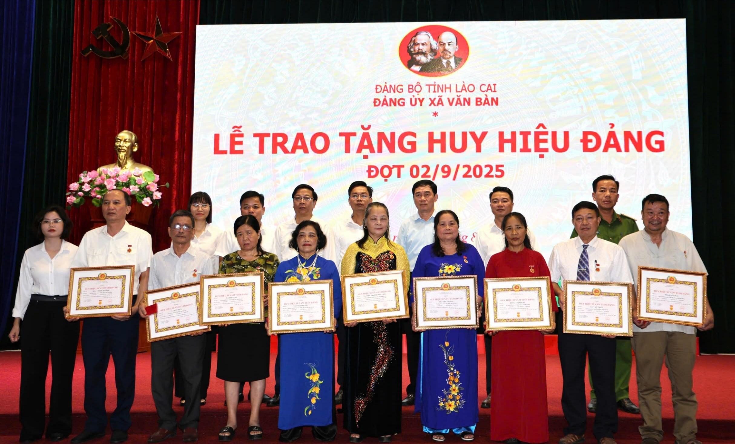 Các đảng viên lão thành được trao Huy hiệu Đảng trong buổi lễ. hh-5-4349.jpg