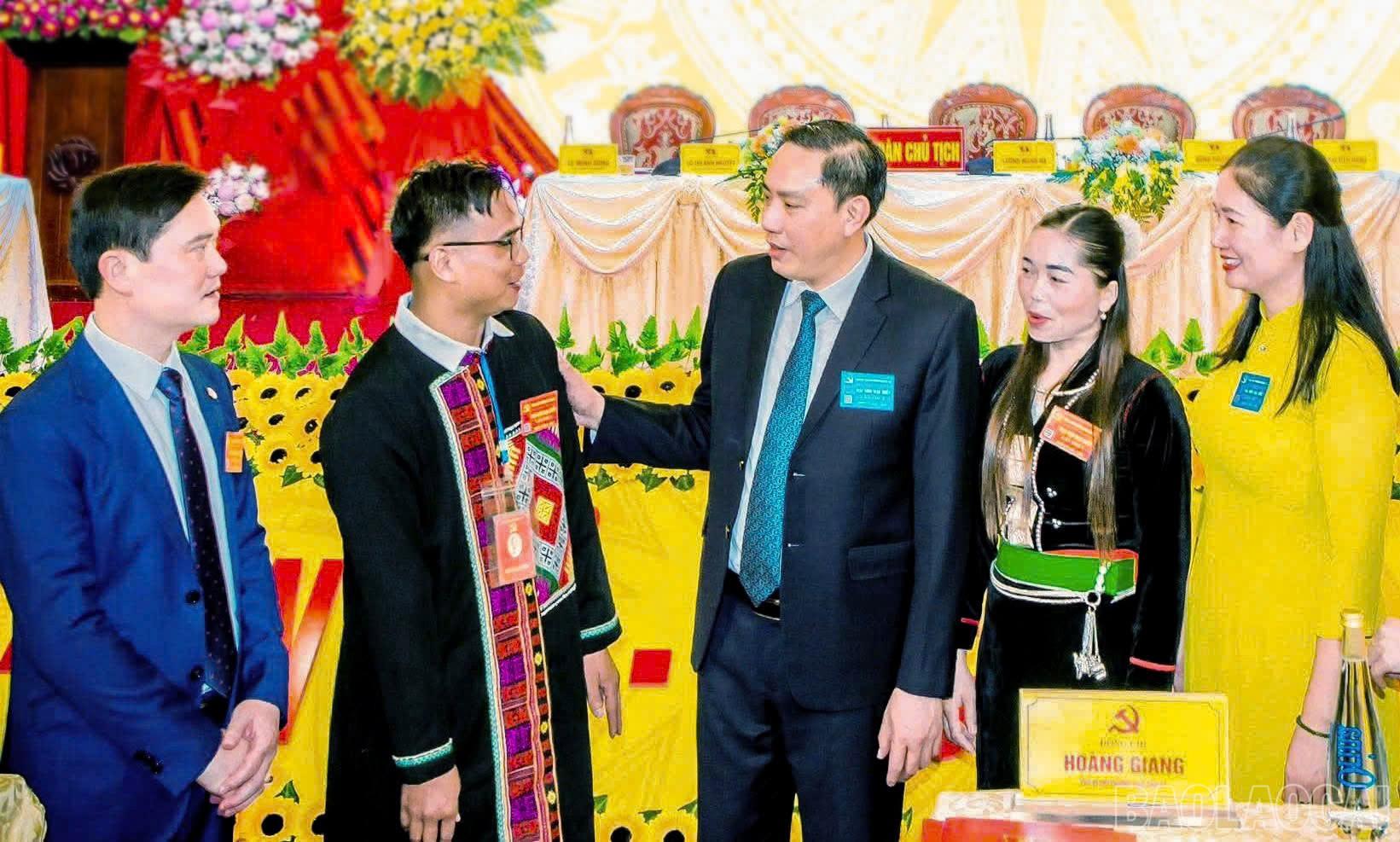 Đồng chí Hoàng Giang, Phó Bí thư Thường trực Tỉnh ủy trao đổi với cán bộ phường Nghĩa Lộ về việc học tập và làm theo lời Bác. baolaocai-br_gen-h-z6965644552906-4a67423f5de29324b2cfa289c9495aaf.jpg