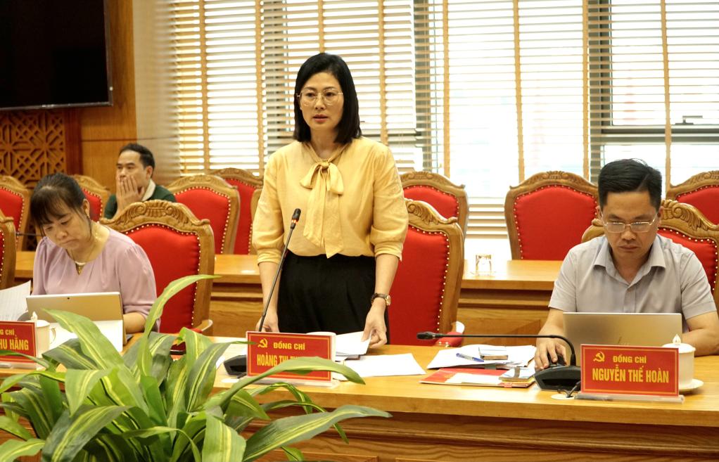 Các thành viên Tiểu ban phát biểu trao đổi tại cuộc họp.