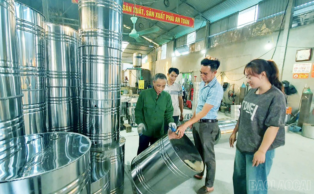 Đến nay, HTX Dịch vụ nông nghiệp Huỳnh Phát xây dựng được 2 nhà xưởng sản xuất với diện tích gần 1.000 m2 và các loại máy móc, thiết bị hiện đại; 18 đại lý tại các tỉnh, thành phố trong khu vực Đông Bắc và Tây Bắc; doanh thu đạt gần 9 tỷ đồng. baolaocai-br_gen-n-z6965448913520-25aaf81ec8be2ccf128e1d393a8e6e78.jpg