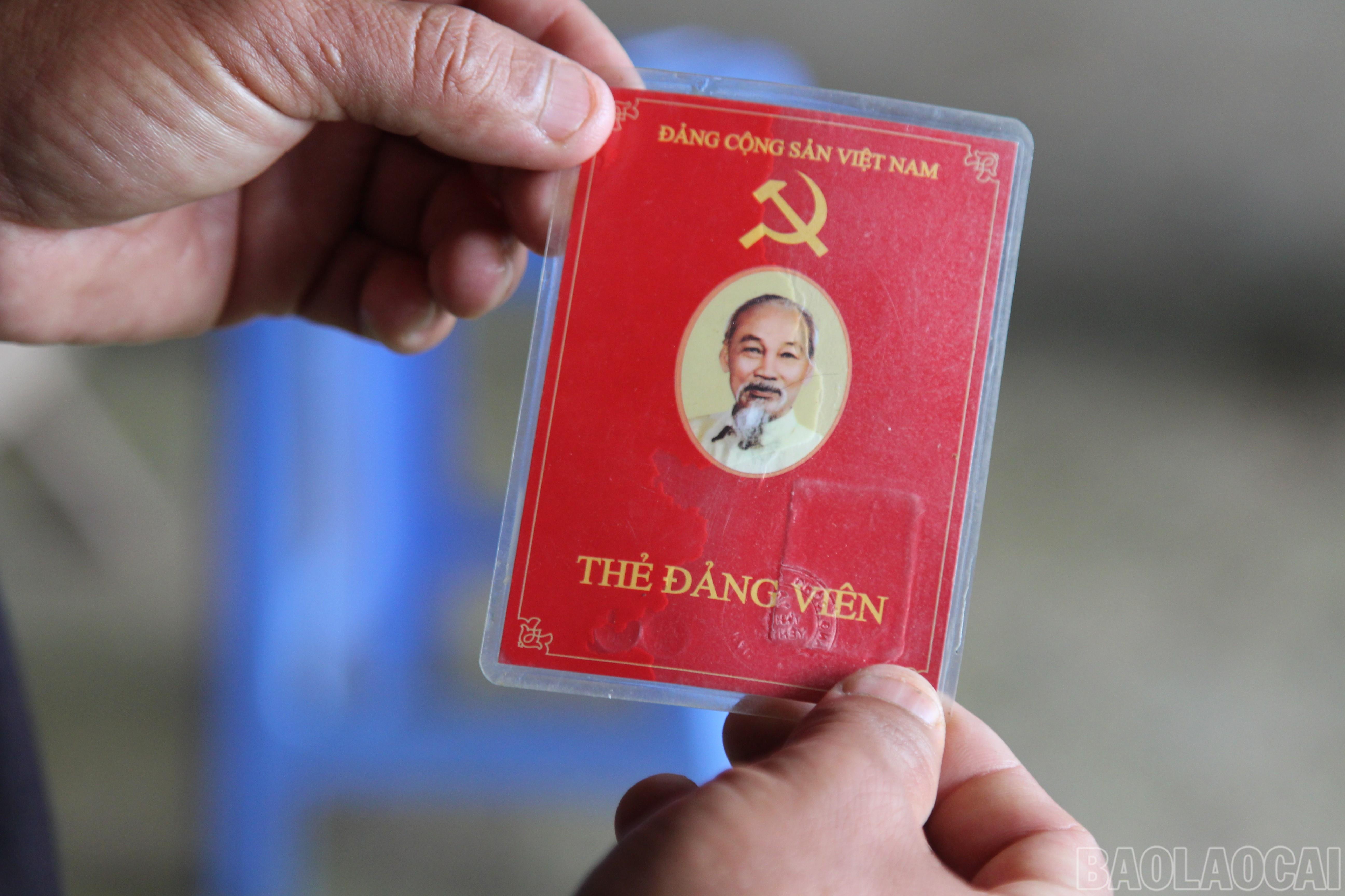 Đứng trong hàng ngũ của đảng là niềm tự hào của Vàng A Hồng và các đảng viên. baolaocai-br_img-7111.jpg