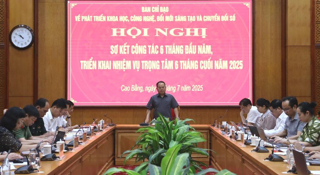 Đồng chí Bí thư Tỉnh ủy Quản Minh Cường kết luận hội nghị Ban Chỉ đạo về phát triển khoa học, công nghệ, đổi mới sáng tạo và chuyển đổi số tỉnh. 