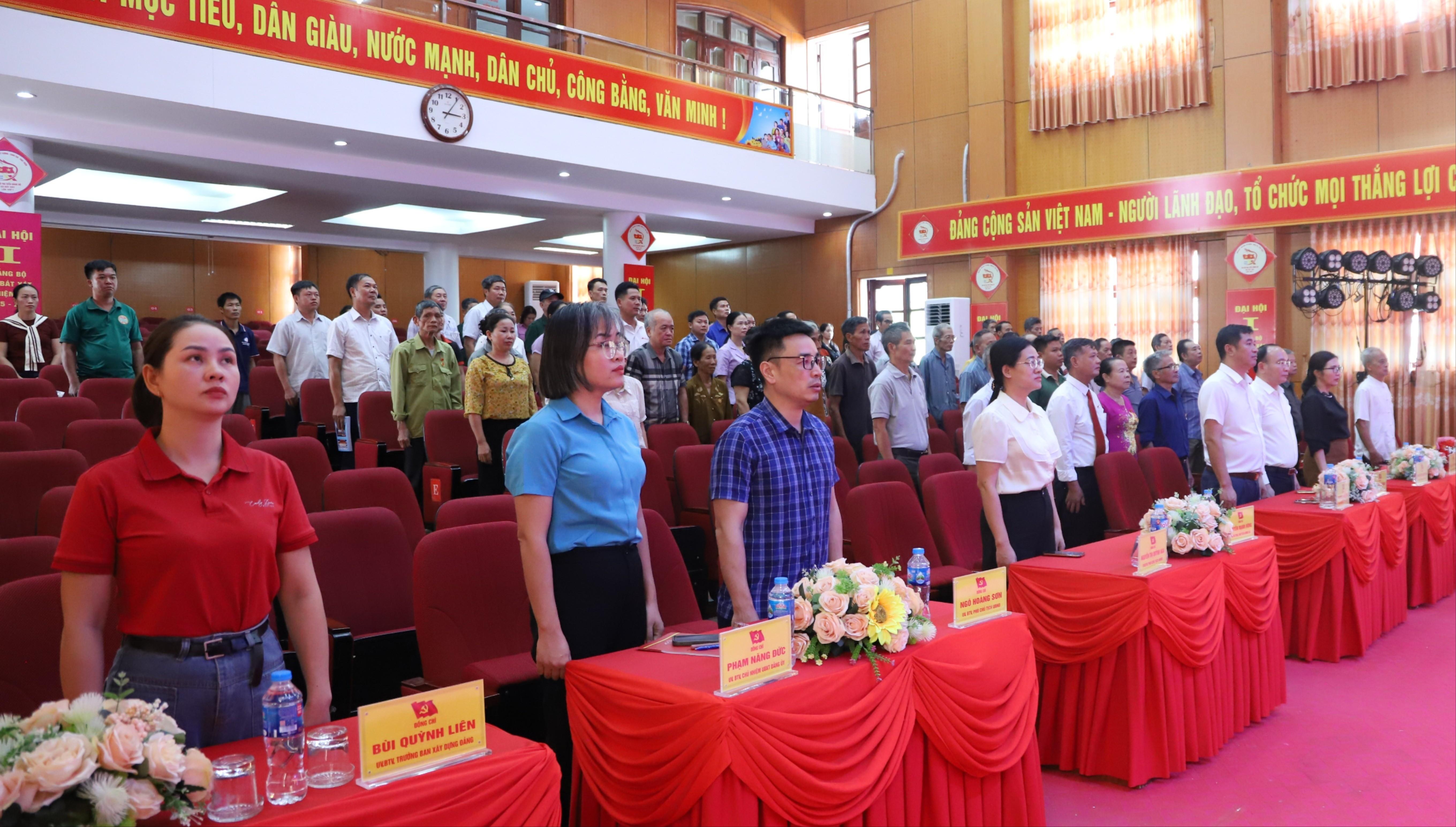 Các đại biểu thực hiện nghi lễ chào cờ. 01-4052.jpg