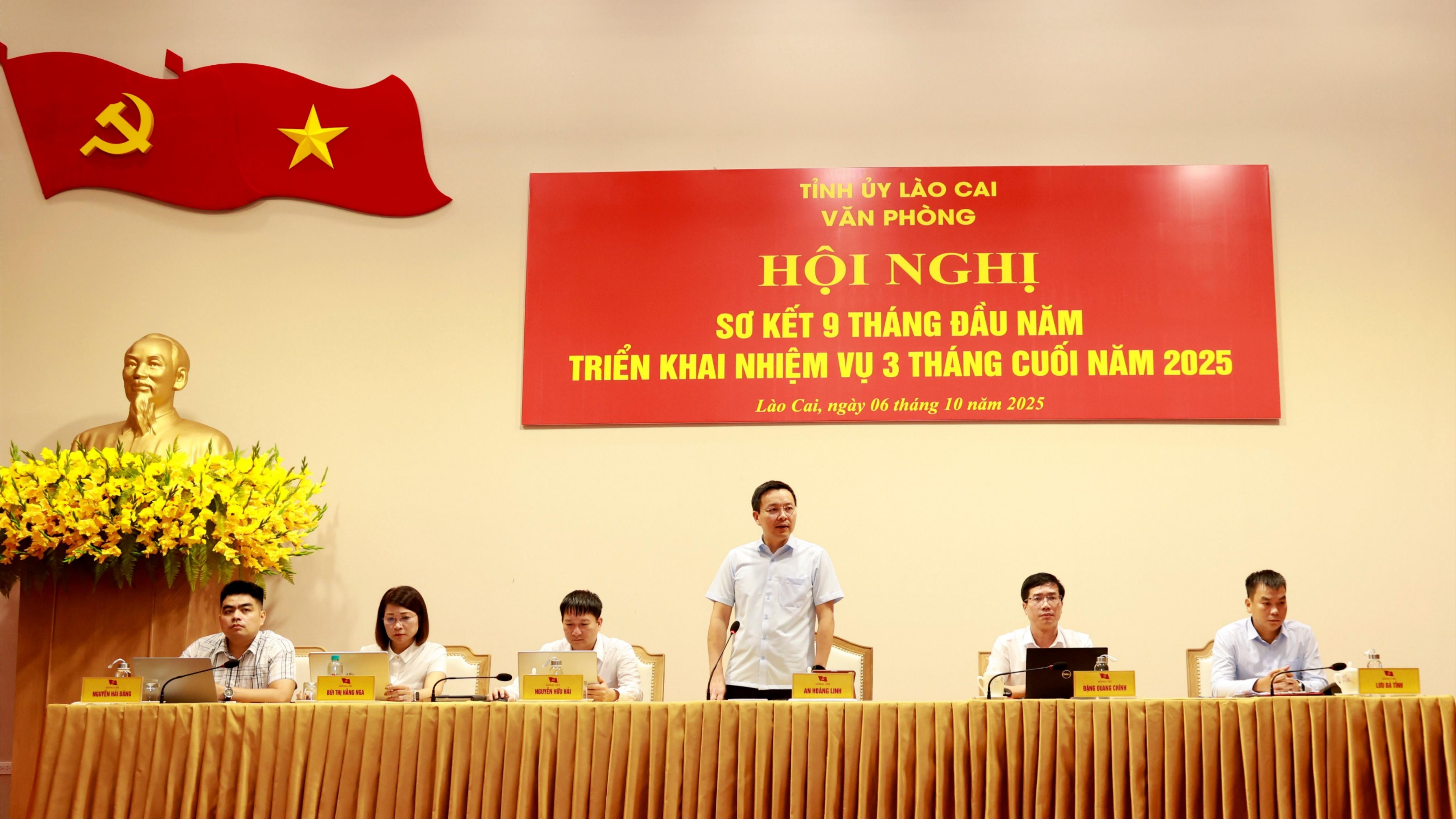 Các đồng chí lãnh đạo Văn phòng Tỉnh ủy chủ trì hội nghị. 060a7902.jpg