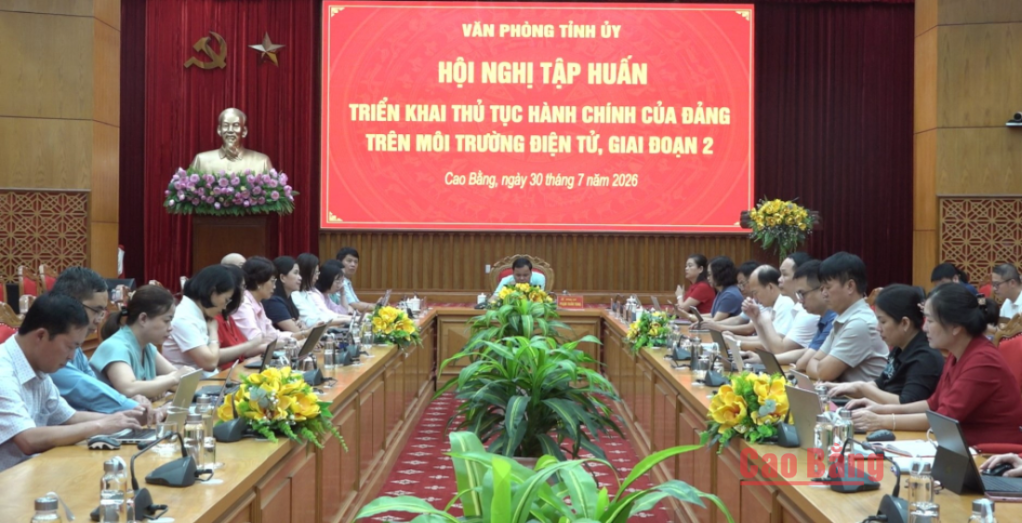 Các đại biểu dự hội nghị tập huấn tại điểm cầu Tỉnh ủy.