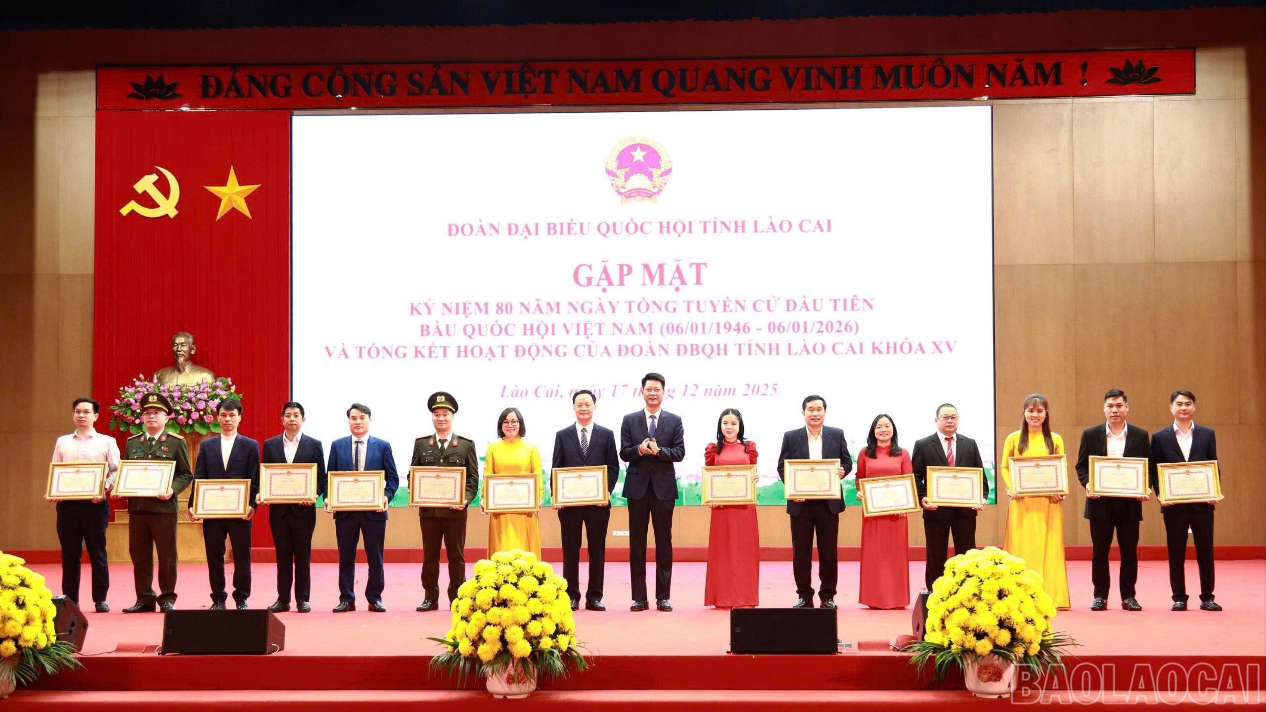 Các tập thể, cá nhân nhận Bằng khen của UBND tỉnh.