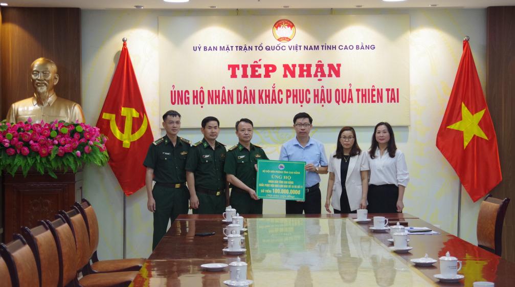 Đồng chí Vũ Khắc Quang, Ủy viên Ban Thường vụ Tỉnh ủy, Phó Chủ tịch Thường trực  Ủy ban MTTQ tỉnh tiếp nhận kinh phí hỗ trợ đồng bào bị thiệt hại do mưa lũ của Ban Chỉ huy  Bộ đội Biên phòng tỉnh.  