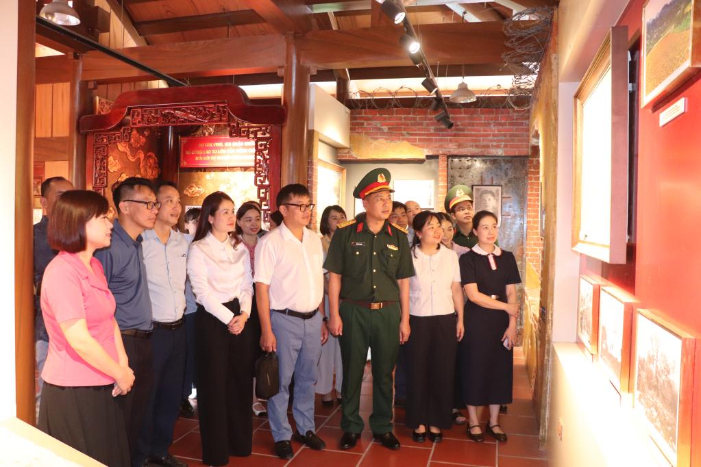 Các học viên tham quan, học tập tại Khu lưu niệm.
