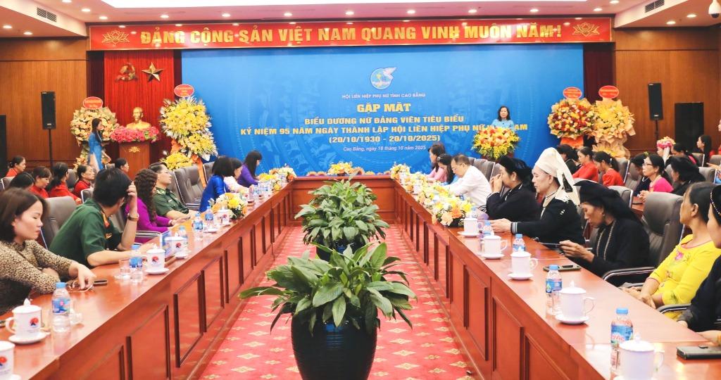 Gặp mặt biểu dương nữ đảng viên tiêu biểu.