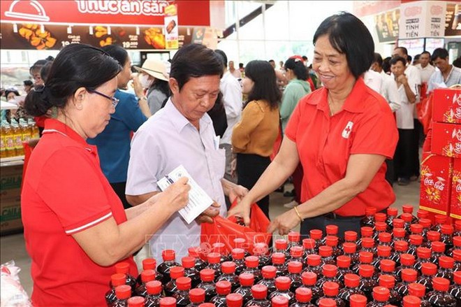 Người d&acirc;n nhận h&agrave;ng thiết yếu tại Phi&ecirc;n chợ Phi&ecirc;n chợ Nh&acirc;n đạo 2025 hướng về người ngh&egrave;o tỉnh Tiền Giang. (Ảnh: Minh Tr&iacute;/TTXVN)