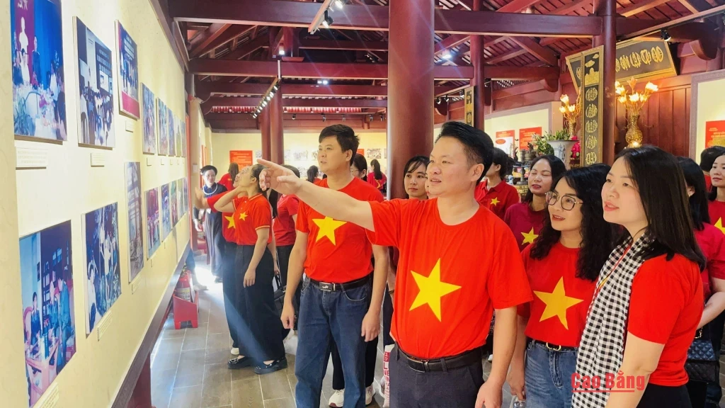 Các đảng viên tìm hiểu những dấu mốc lịch sử gắn với Chiến dịch Biên giới năm 1950.