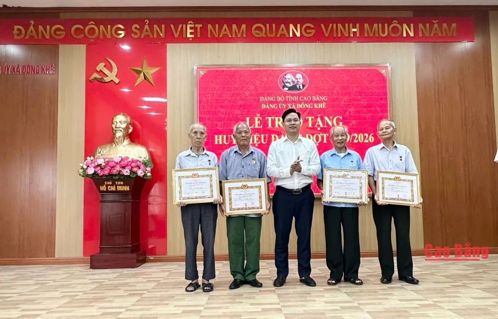 Bí thư Đảng ủy Đông Khê Triệu Văn Thực trao Huy hiệu Đảng cho các đảng viên.