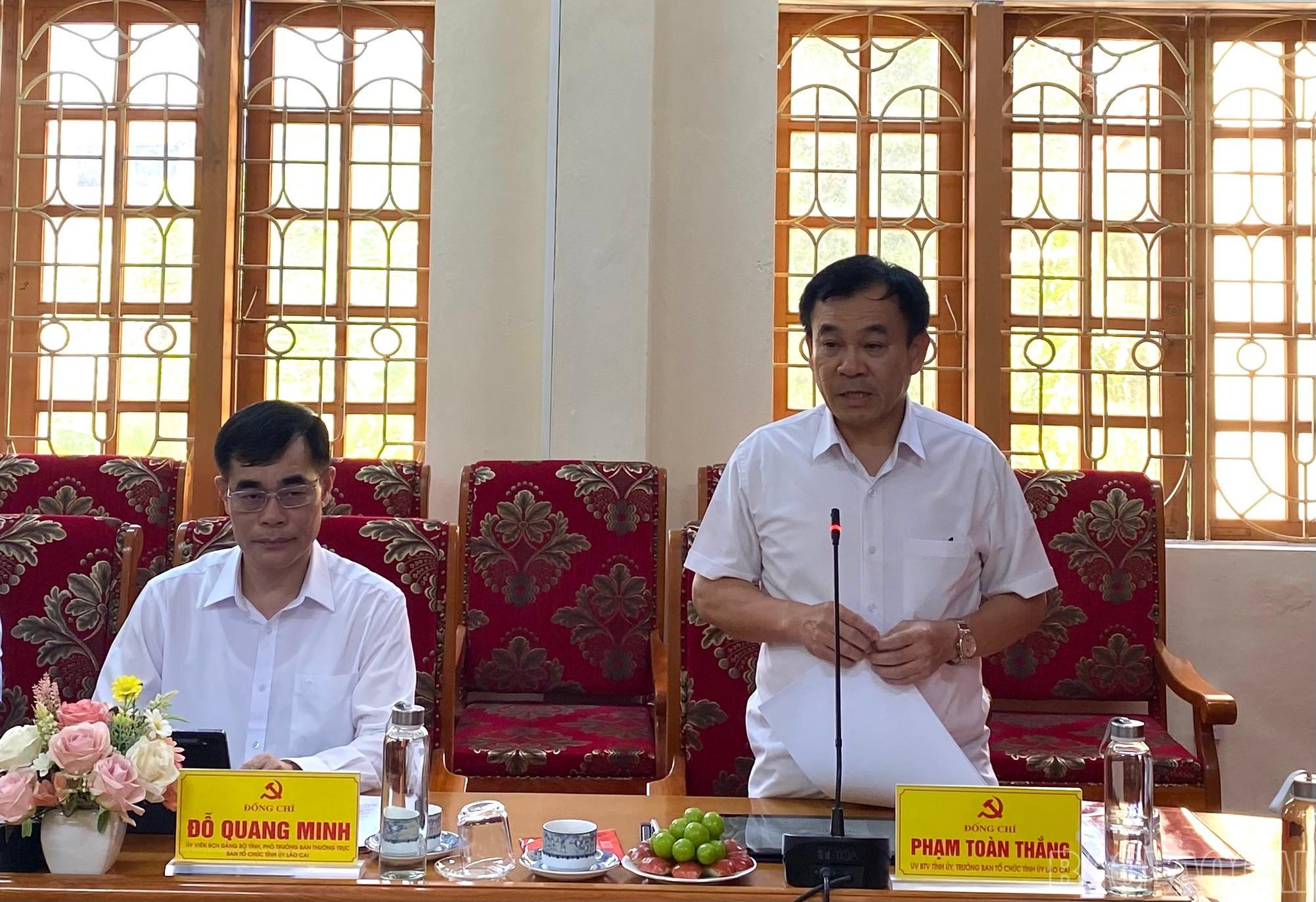 Đồng chí Phạm Toàn Thắng - Ủy viên Ban Thường vụ Tỉnh ủy, Trưởng Ban Tổ chức Tỉnh ủy báo cáo công tác tham mưu chỉ đạo tổ chức Đại hội Đảng các cấp tại buổi làm việc với đồng chí Hoàng Giang - Phó Bí thư Thường trực Tỉnh ủy. baolaocai-br_z6813631213022-84ecd004a452012c5f7d05f299b6d497.jpg