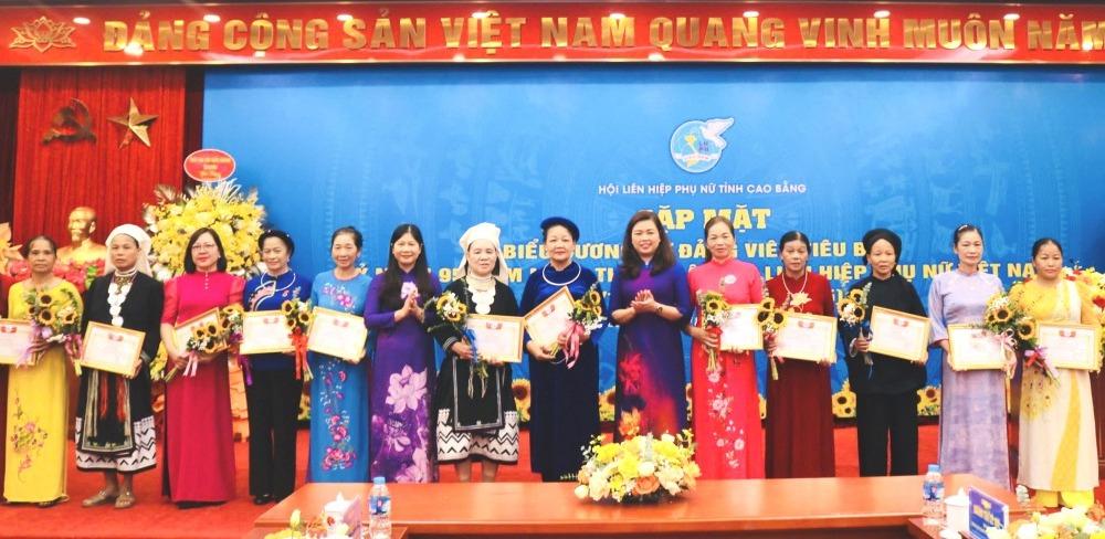 Hội Liện hiệp phụ nữ tỉnh tặng bằng khen cho các nữ đảng viên tiêu biểu, nữ đảng viên nhiều năm tuổi đảng có nhiều đóng góp trong xây dựng Đảng và phong trào phụ nữ tại địa phương.
