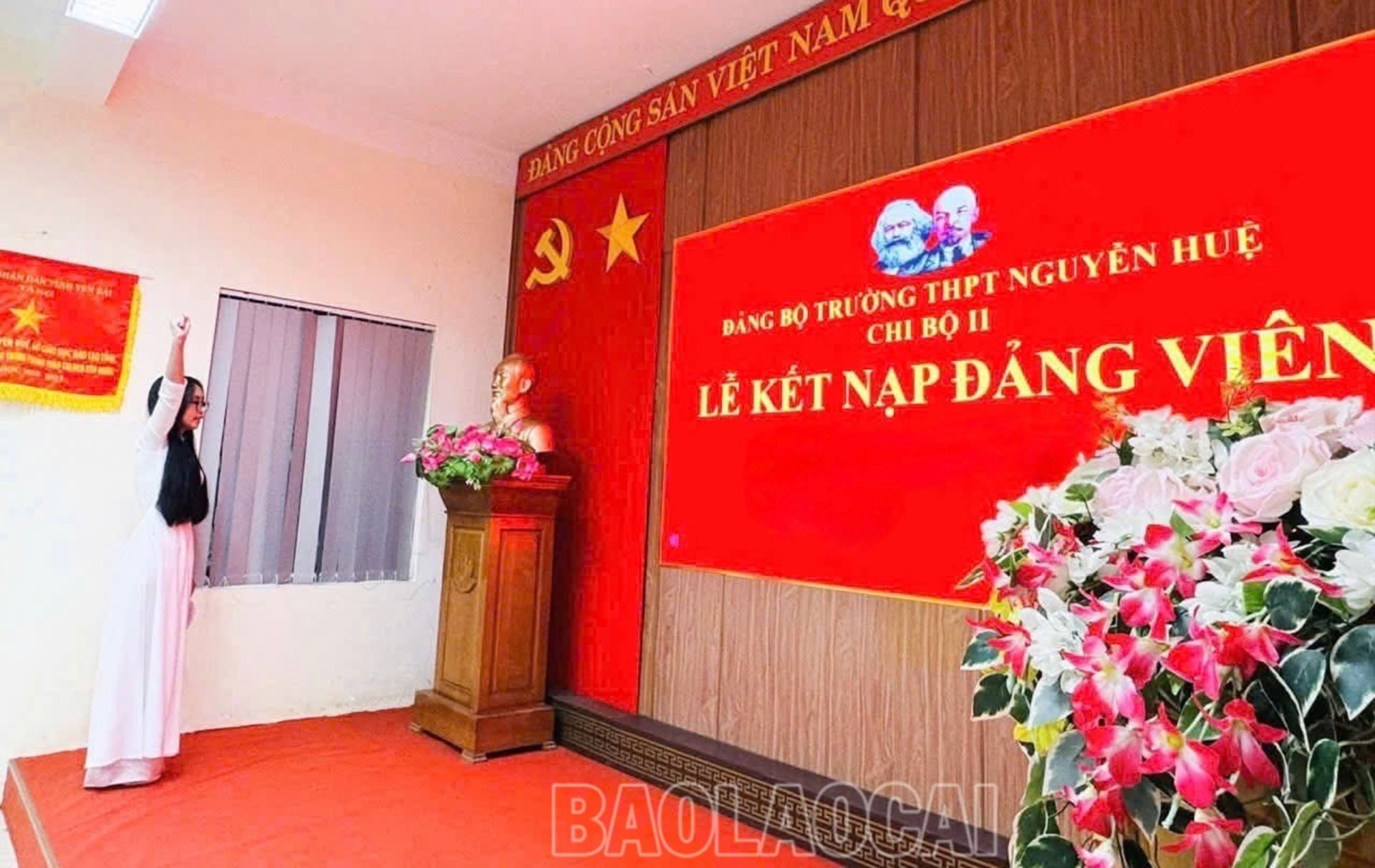 Niềm tự hào của đảng viên tuổi vừa tròn 18 tuyên thệ những lời quyết tâm. Niềm tự hào của đảng viên tuổi vừa tròn 18 tuyên thệ những lời quyết tâm.