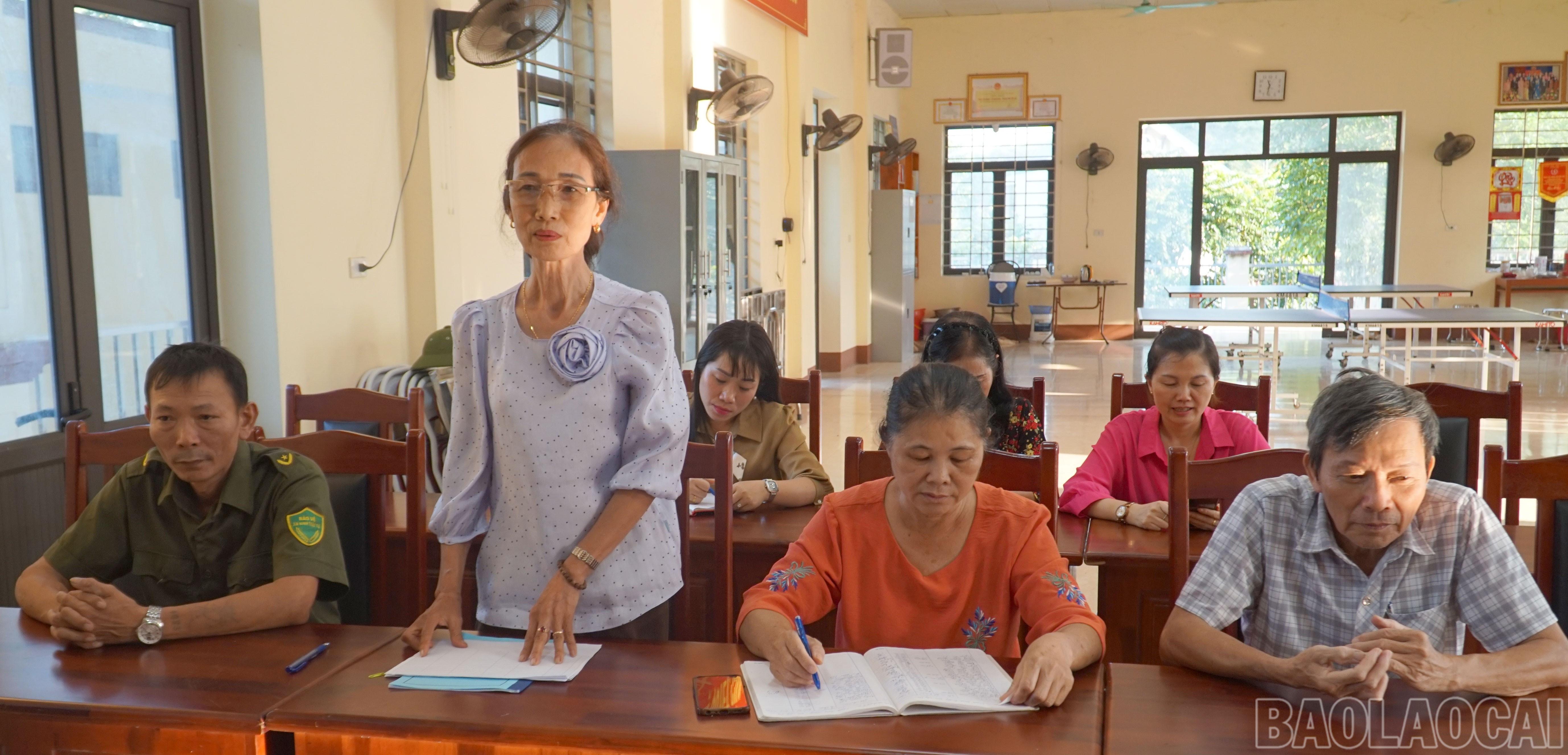 Bí thư Chi bộ, Trưởng ban Công tác mặt trận, Tổ trưởng Tổ tuyên vận tổ dân phố Yên Minh, phường Nam Cường báo cáo tình hình tại tổ dân phố với Ban Tuyên vận phường. baolaocai-br_yen-minh-2.jpg