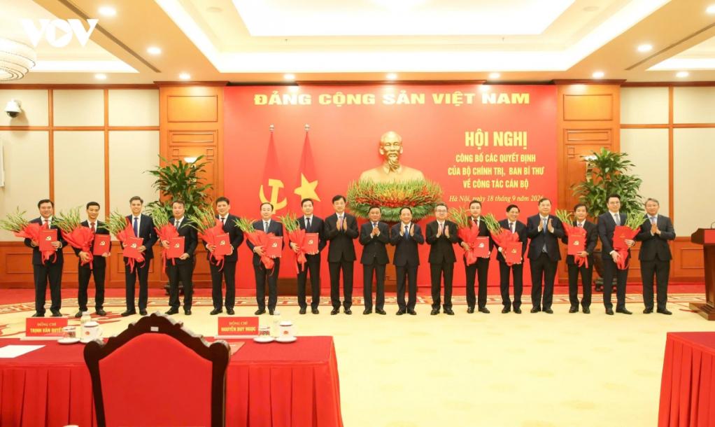 Thường trực Ban Bí thư Trần Cẩm Tú trao Quyết định của Bộ Chính trị, Ban Bí thư cho 12 đồng chí giữ chức Phó Bí thư Thường trực Tỉnh ủy và các Phó Ban Đảng Trung ương.