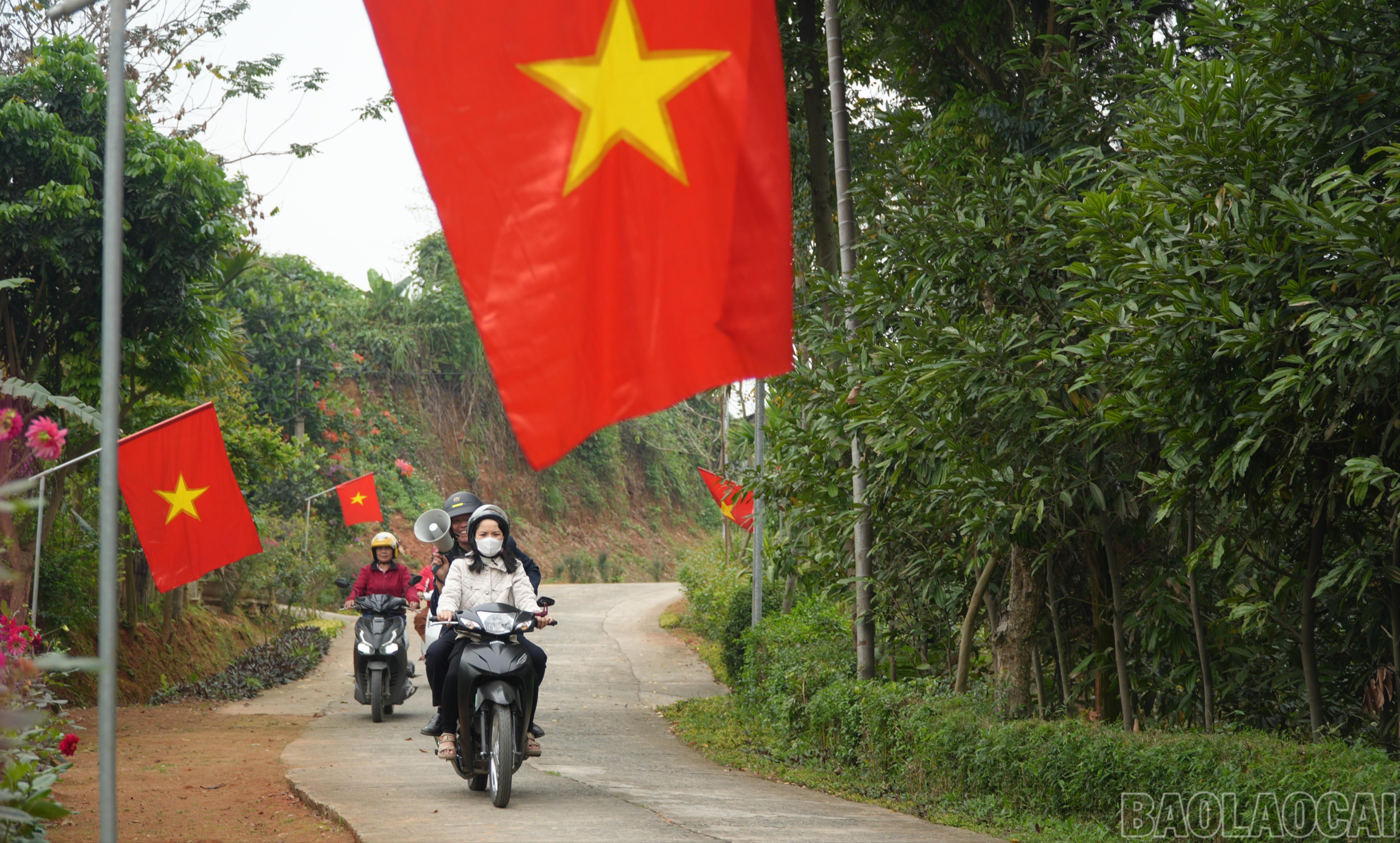 Loa tay tuyên truyền được sử dụng song song với đi vận động từng nhà dân. Loa tay tuyên truyền được sử dụng song song với đi vận động từng nhà dân.