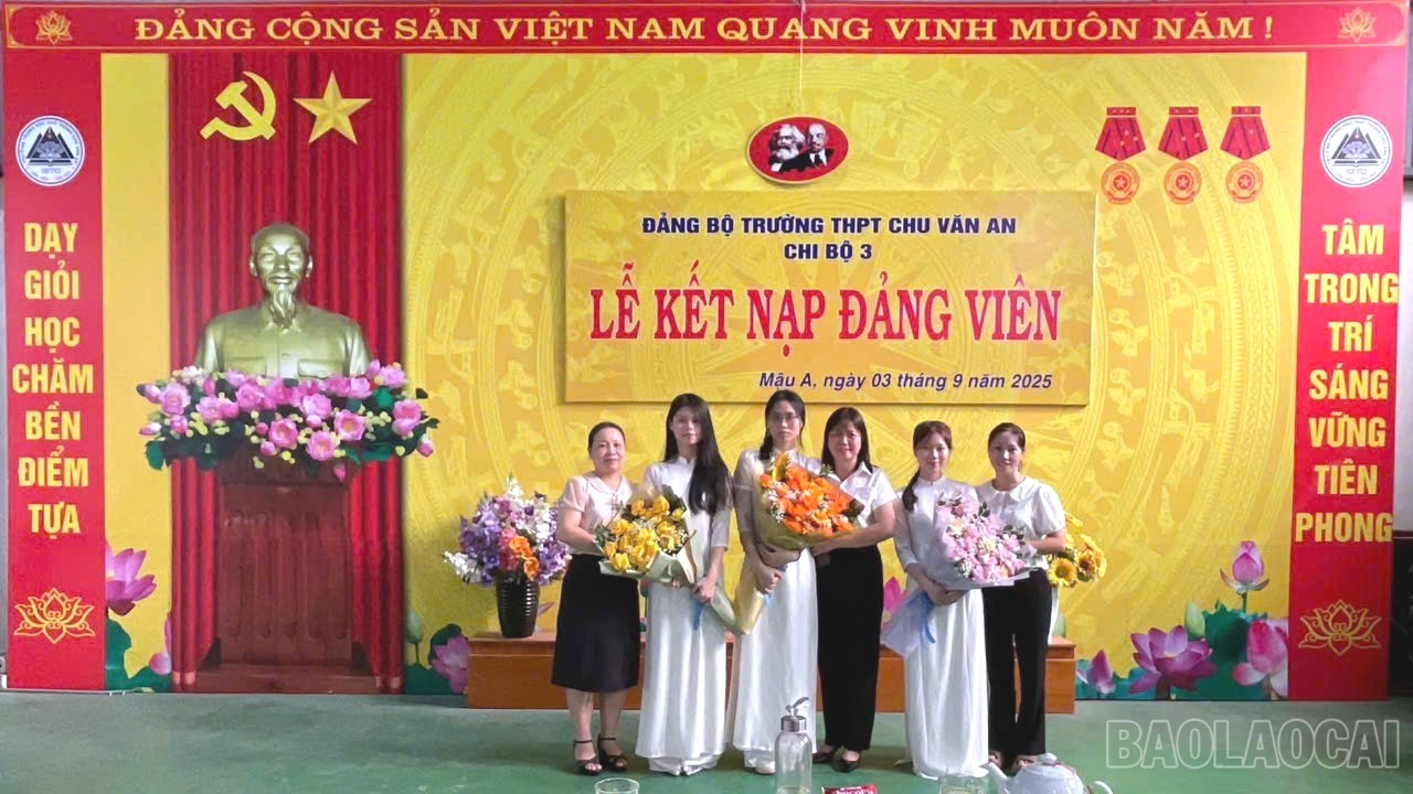 Đảng bộ Trường THPT Chu Văn An tổ chức Lễ kết nạp đảng viên mới năm 2025. chu-van-an-8590.jpg
