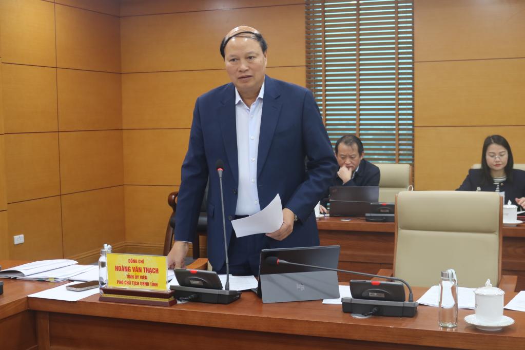 Đồng chí, Hoàng Văn Thạch, Tỉnh ủy viên, Phó Chủ tịch UBND tỉnh điều hành thảo luận tại phiên họp.