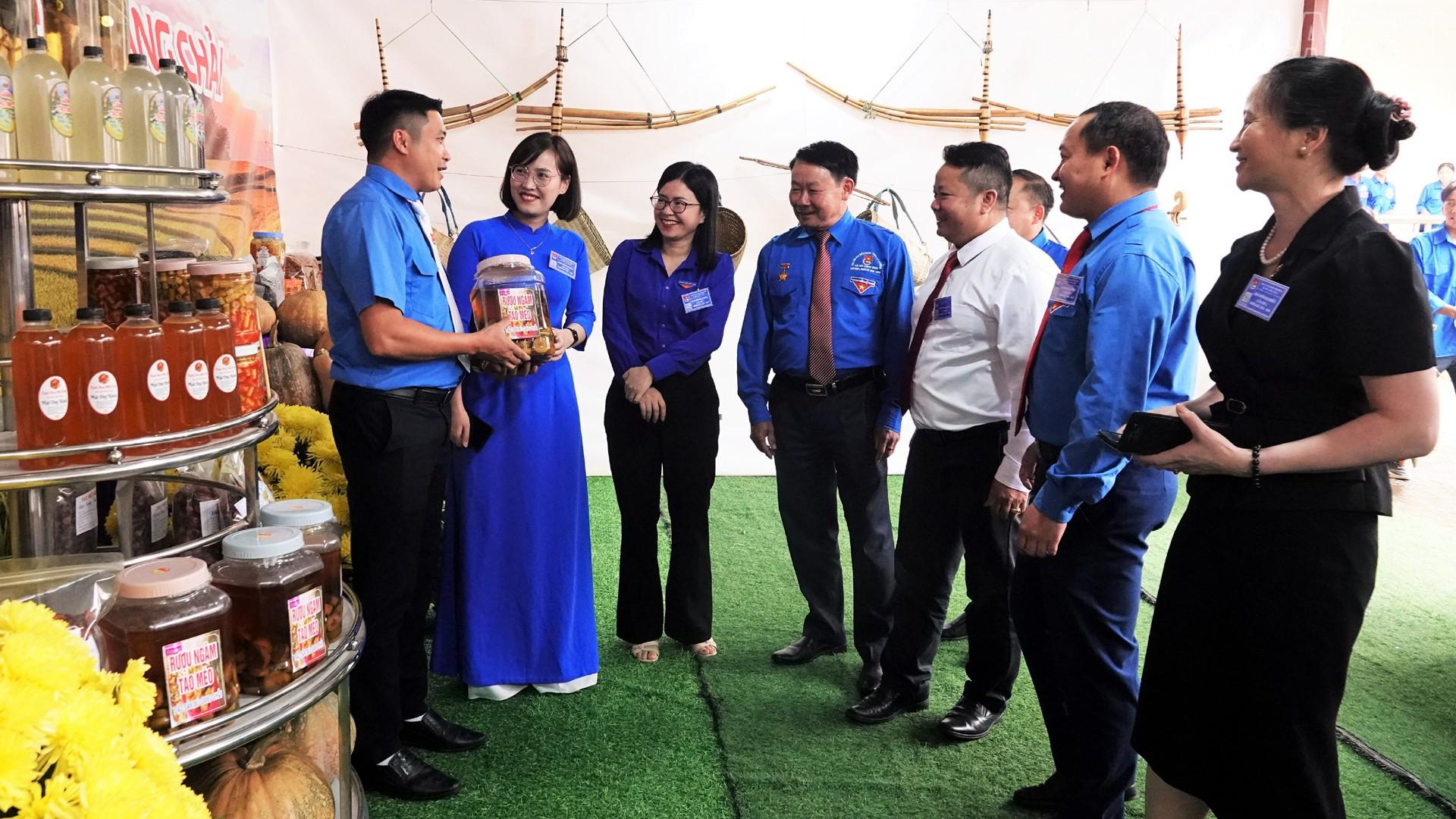 Đồng chí Dương Thị Vui - Phó Bí thư Tỉnh đoàn, Giám đốc Trung tâm Hoạt động thanh thiếu niên tỉnh Lào Cai và lãnh đạo xã Mù Cang Chải tham quan các gian hàng trưng bày tại đại hội.