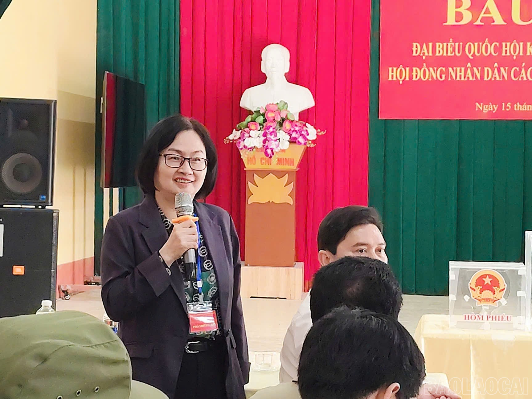Đồng chí Nguyễn Thị Thu Hà - Phó Giám đốc Sở Nội vụ, Phó trưởng Ban Bầu cử đại biểu HĐND tỉnh ở đơn vị bầu cử số 5 phát biểu tại đơn vị bầu cử số 1. baolaocai-br_dong-chi-nguyen-thi-thu-ha-pho-giam-doc-so-noi-vu-pho-truong-ban-bau-cu-dai-bieu-hdnd-tinh-o-don-vi-bau-cu-so-5-phat-bieu-tai-don-vi-bau-cu-so-1.jpg