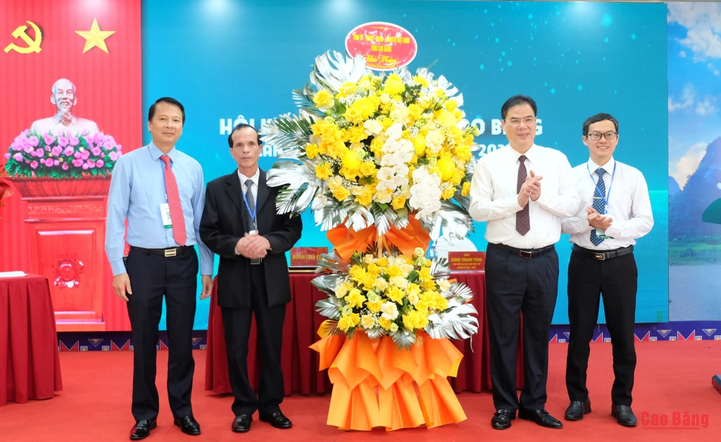 Phó Bí thư Tỉnh ủy, Chủ tịch Ủy ban MTTQ tỉnh Vũ Hồng Quang tặng hoa chúc mừng đại hội.