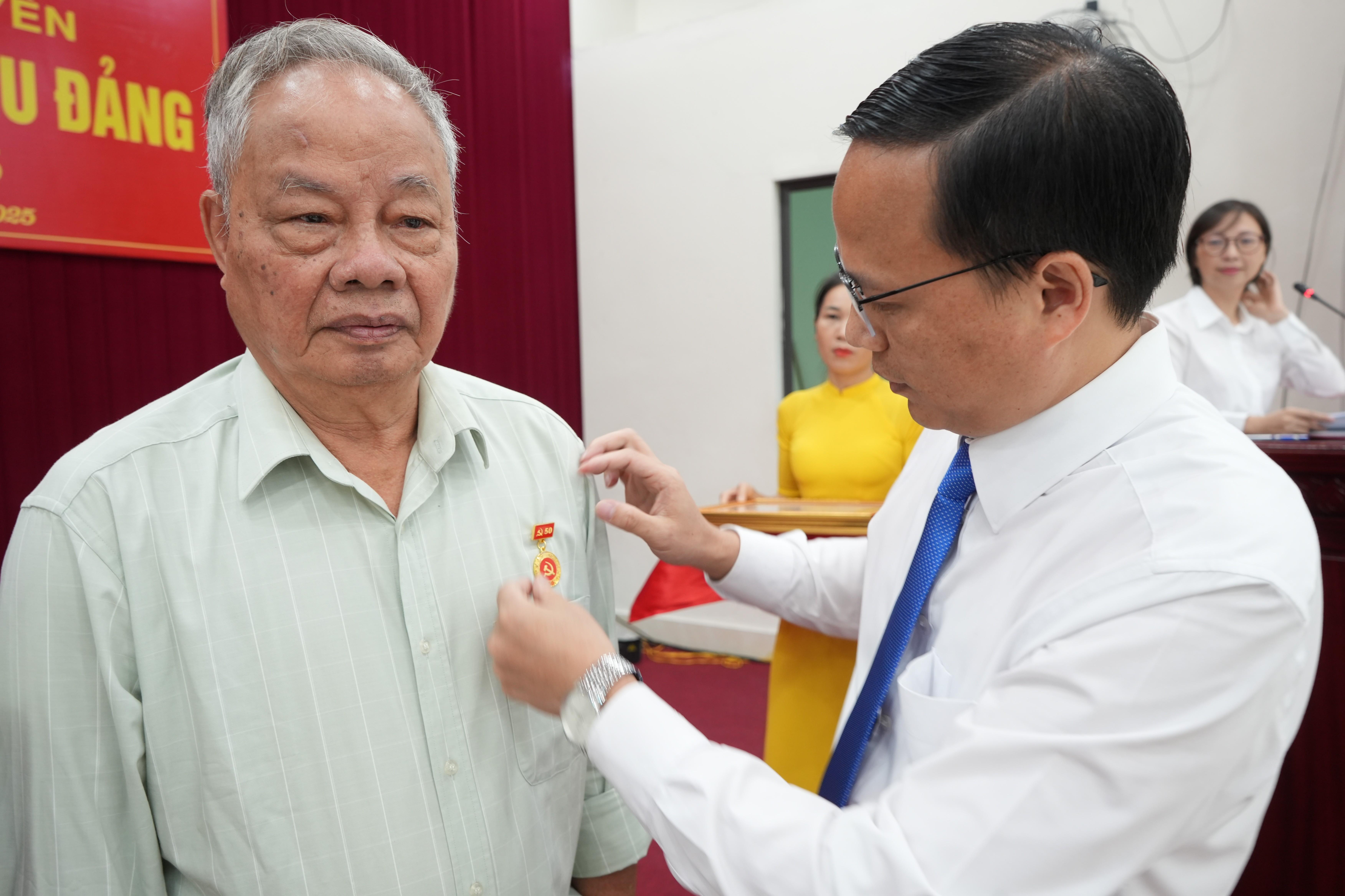 trao-huy-hieu-50-nam-tuoi-dang-cho-dang-vien-tran-binh-trong-chi-bo-thon-phu-tho.jpg
