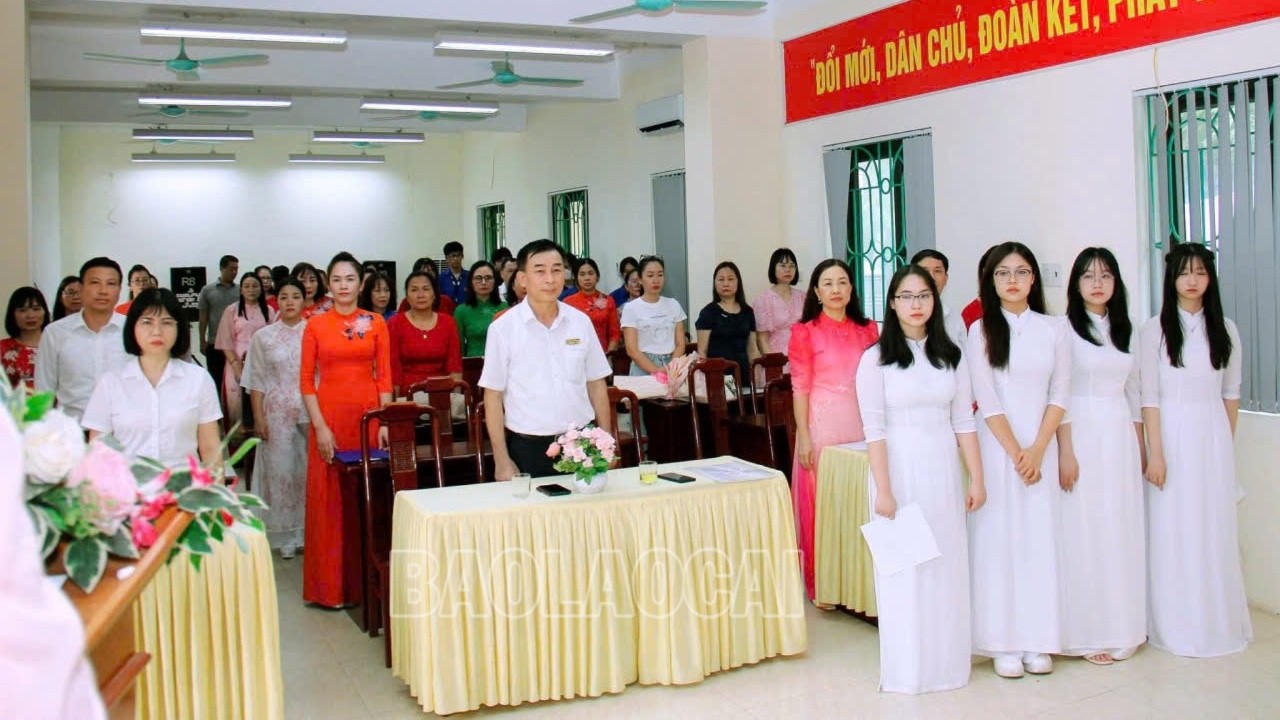 Lễ kết nạp đảng viên mới tại Trường THPT Nguyễn Huệ được tổ chức trang nghiêm. nguyen-hue-2-2072.jpg