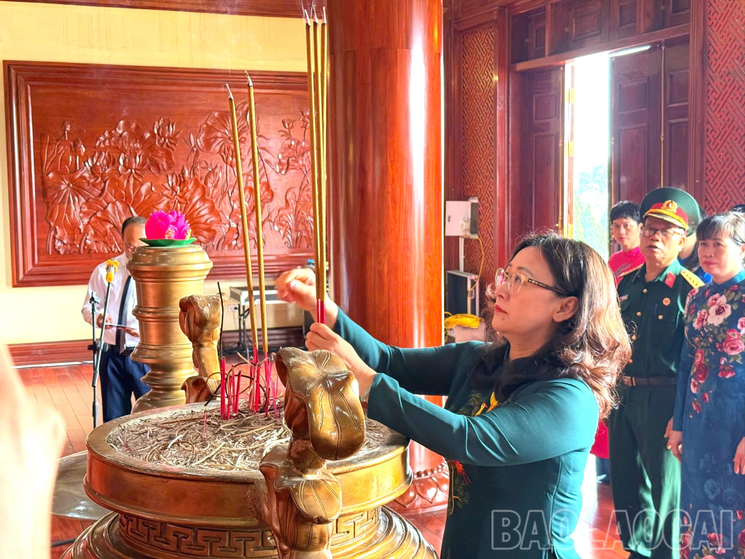 Đồng chí Giàng Thị Dung - Phó Bí thư Tỉnh ủy, Chủ tịch Ủy ban MTTQ Việt Nam tỉnh dâng hương báo công Chủ tịch Hồ Chí Minh. Đồng chí Giàng Thị Dung - Phó Bí thư Tỉnh ủy, Chủ tịch Ủy ban MTTQ Việt Nam tỉnh dâng hương báo công Chủ tịch Hồ Chí Minh.