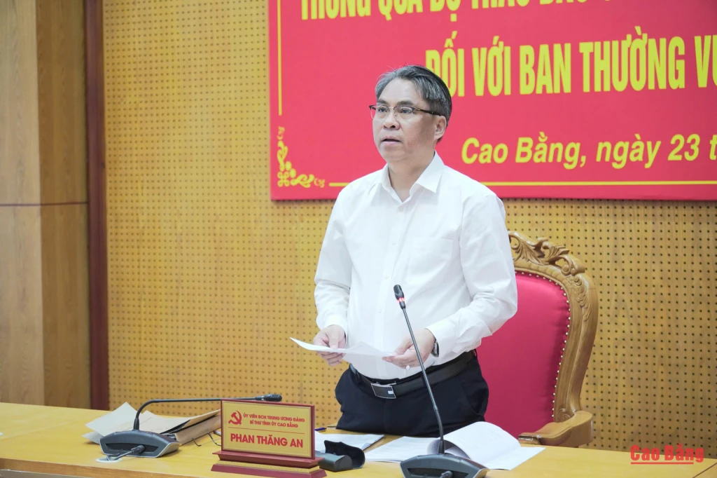 Bí thư Tỉnh ủy, Chủ tịch HĐND tỉnh Phan Thăng An phát biểu tại hội nghị.