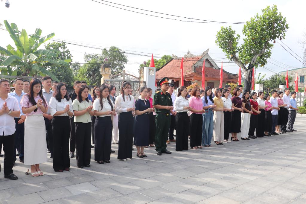Học viên lớp bồi dưỡng kiến thức quốc phòng và an ninh đối tượng 3 dâng hương Khu lưu niệm đồng chí Hoàng Đình Giong.