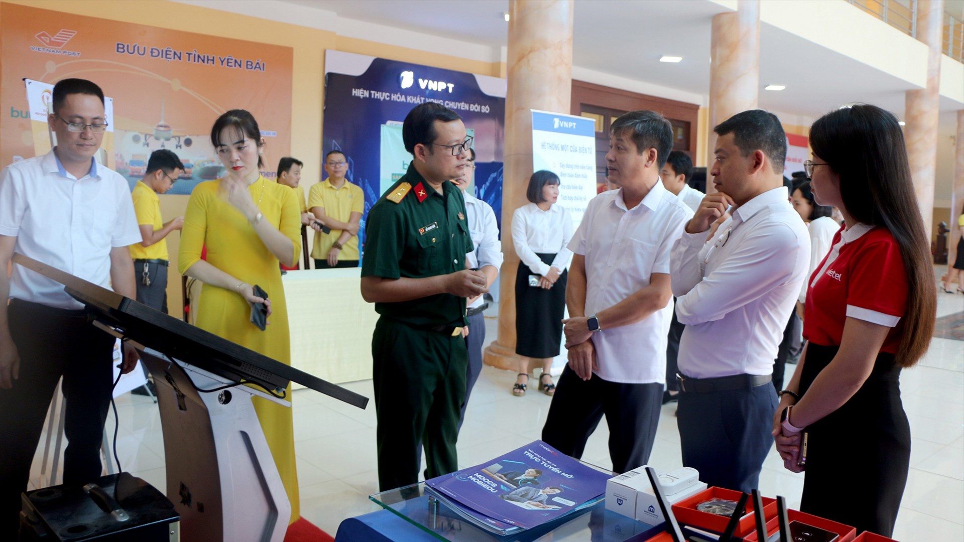 Các đồng chí lãnh đạo tỉnh tham quan gian hàng chuyển đổi số của Viettel Lào Cai. 15-9-thamqua.jpg